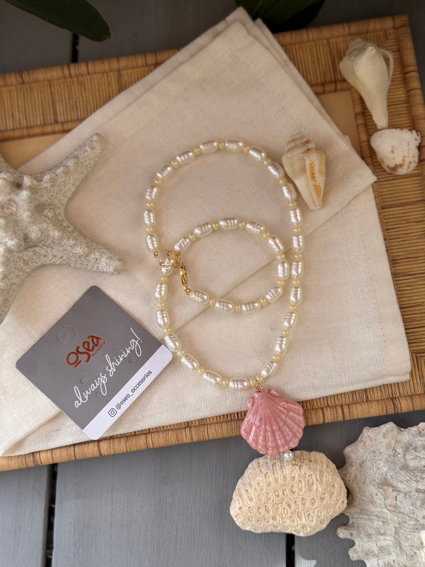 Collar perlas dije concha pastel