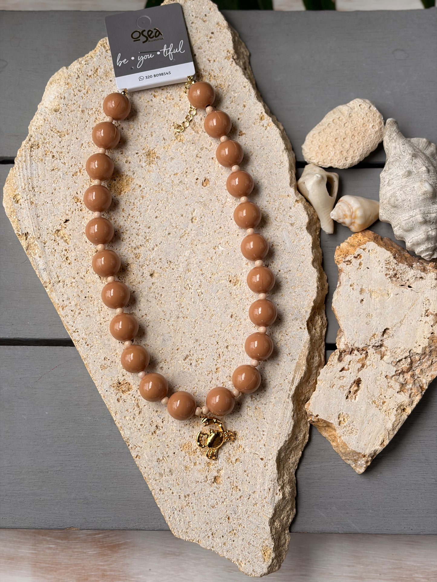 Collar bolas café claro dije cangrejo