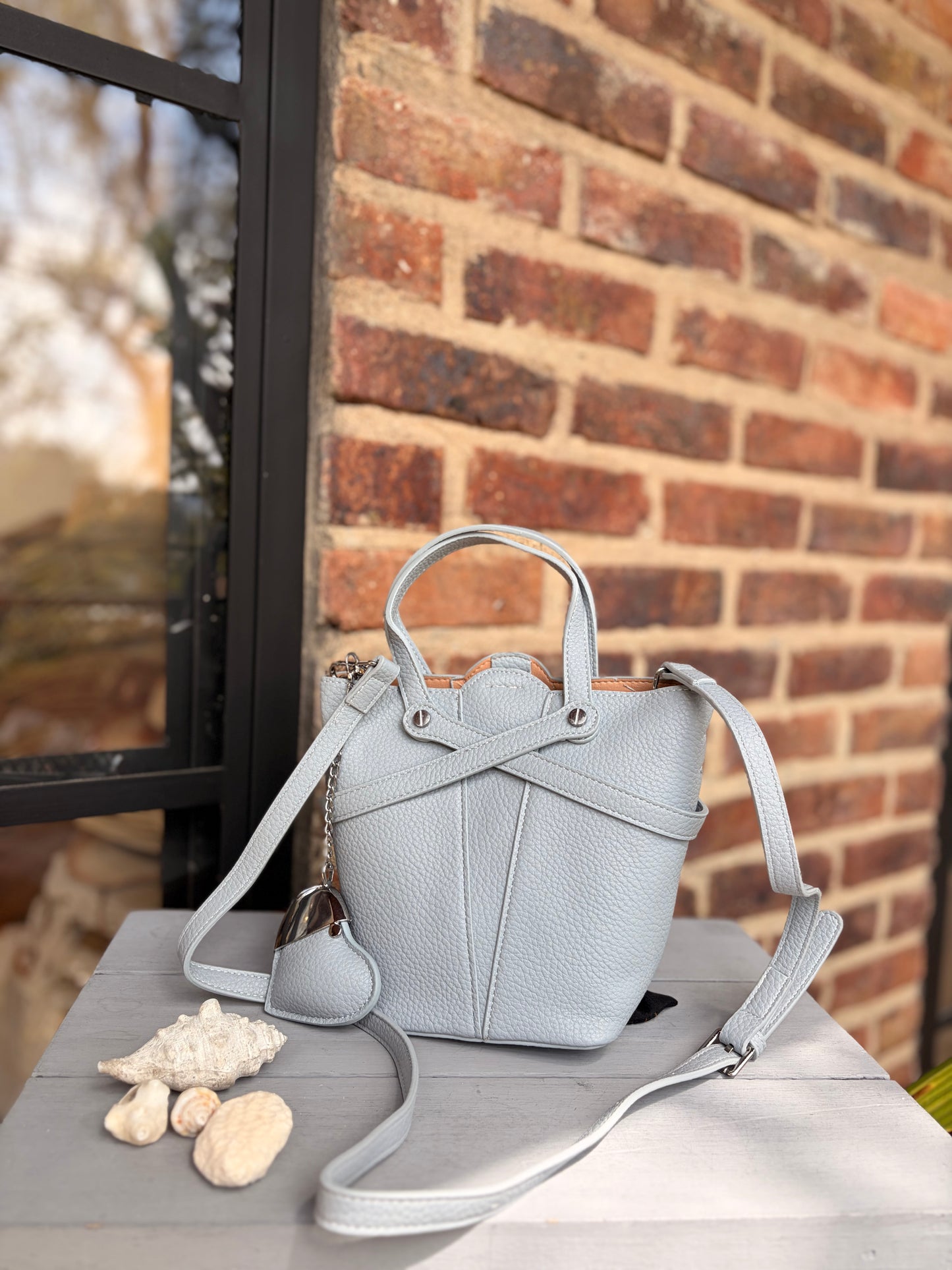 Bolso manos libres con llavero de corazón