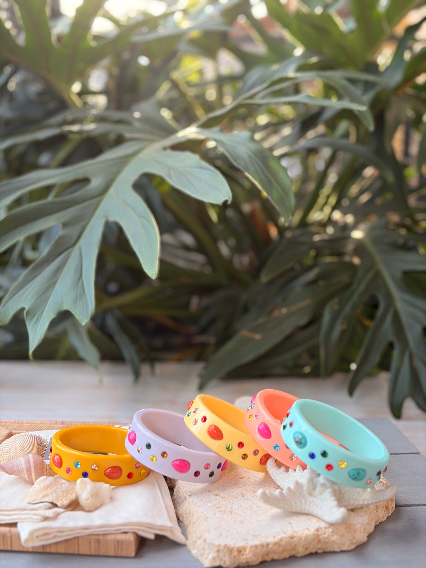 Pulsera en resina con piedras de colores