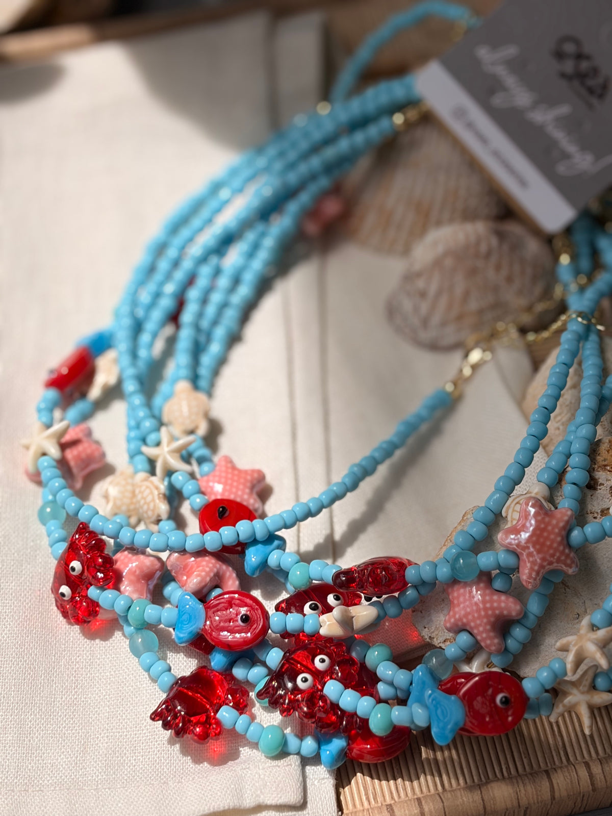 Collar chaquiras azul turquesa y dijes mar