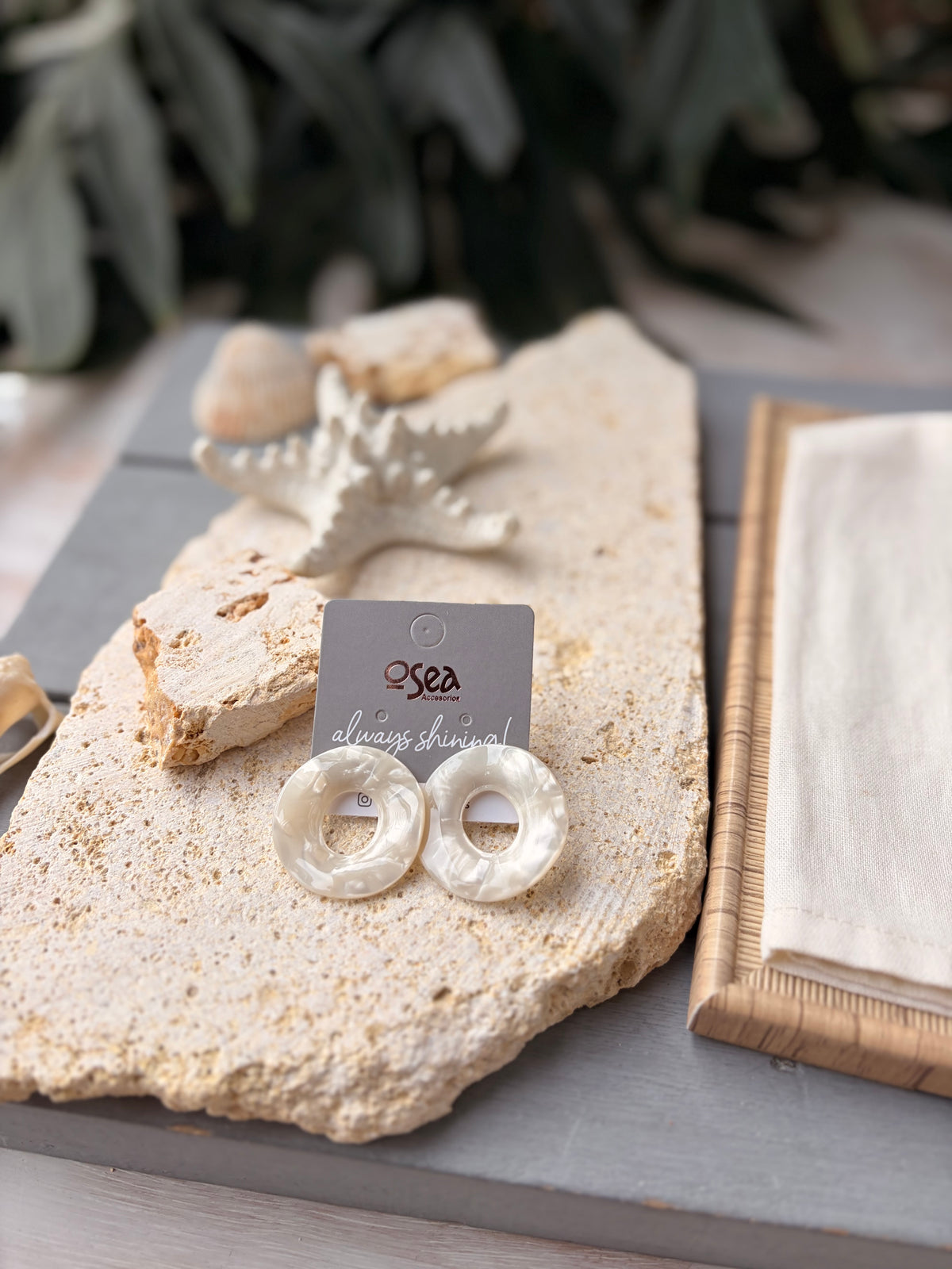Aretes en resina tipo dona efecto nácar