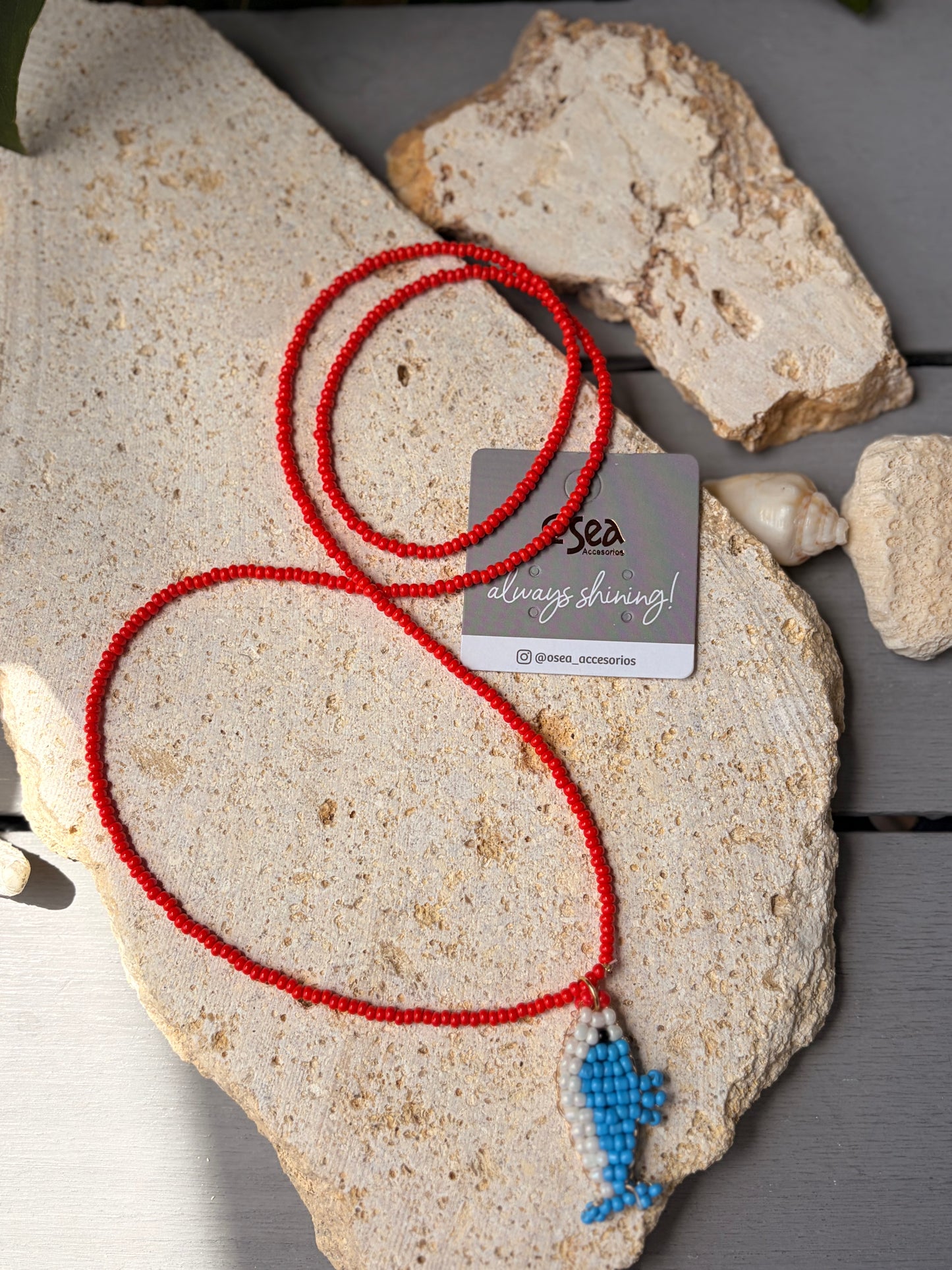 Collar largo mostacilla roja y pez tejido artesanal