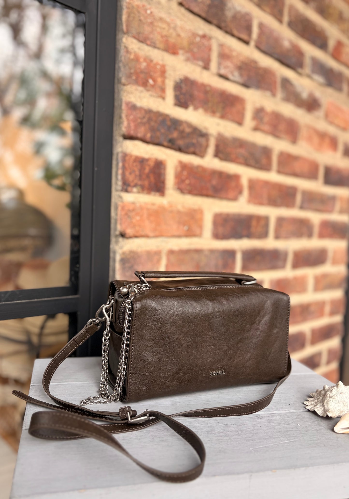 Bolso manos libres tipo baúl