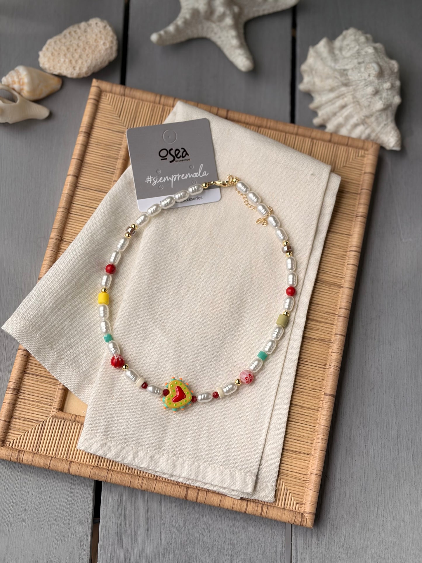 Collar corto con perlas plásticas y dijes variados