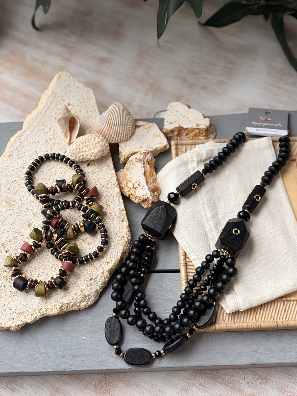 Set pulseras resortadas en madera x 4