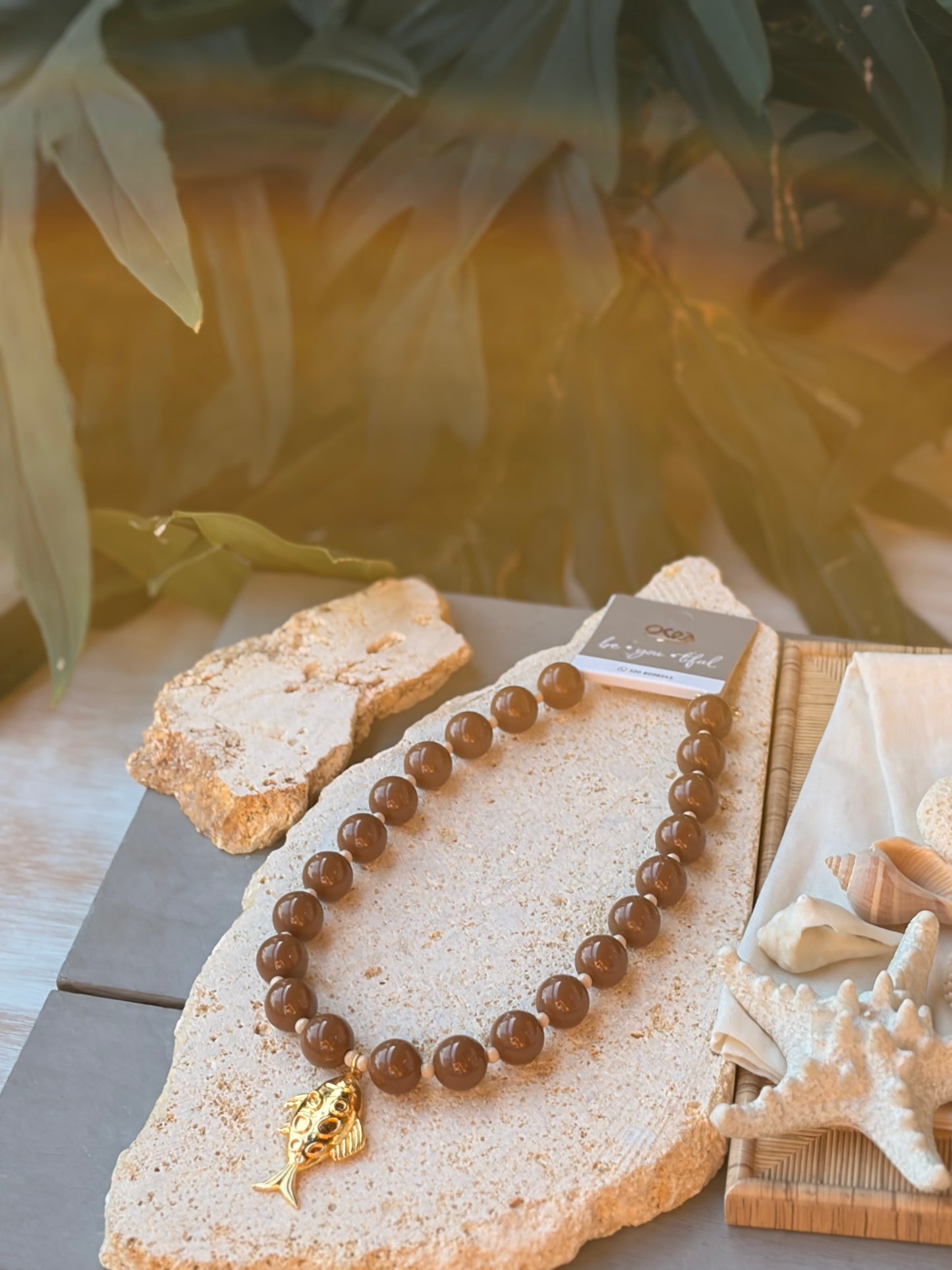 Collar bolas café dije pez 24k