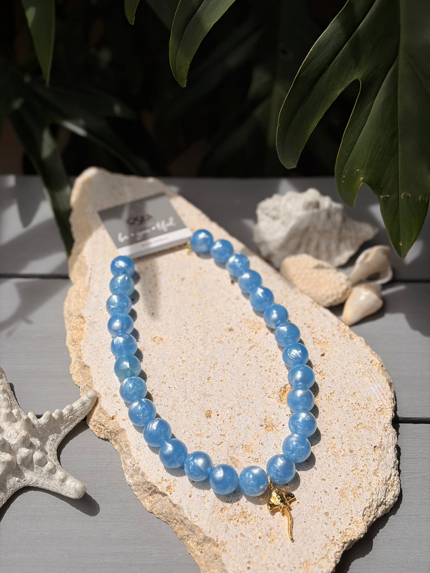 Collar bolas azul nácar dije mantarraya