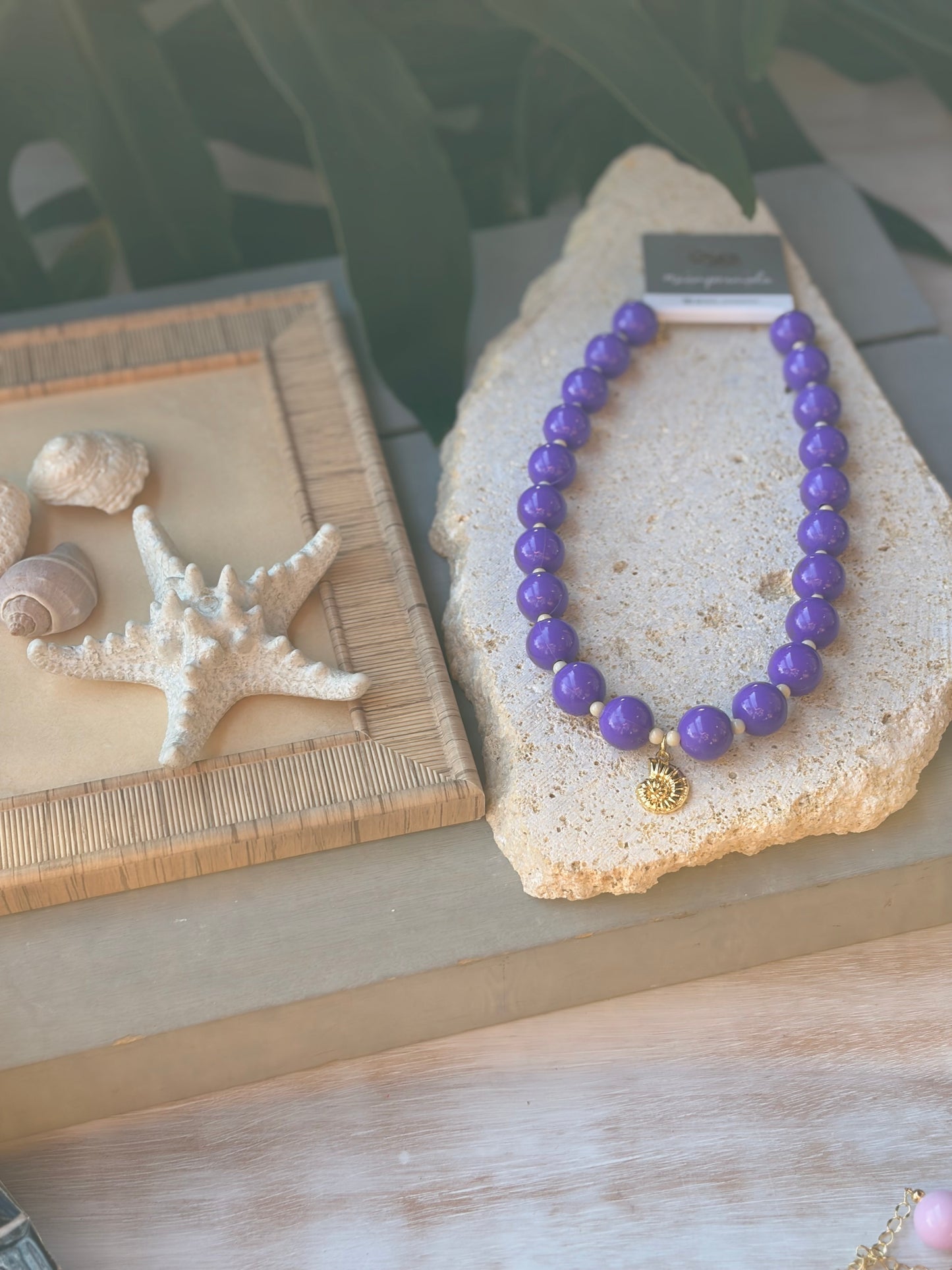 Collar de bolas morado dije concha de mar 24k