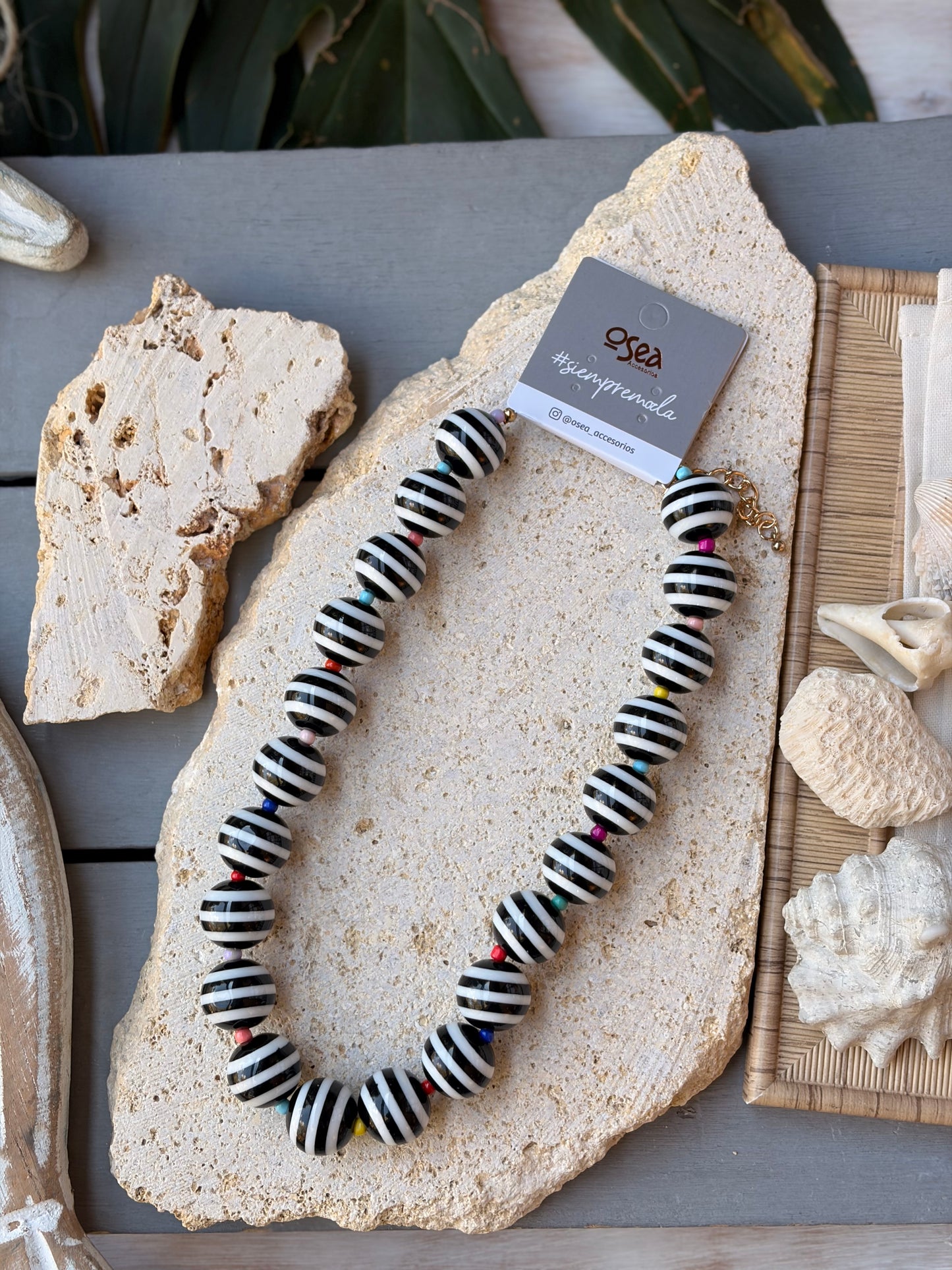 Collar bolas en resina rayas y mostacillas
