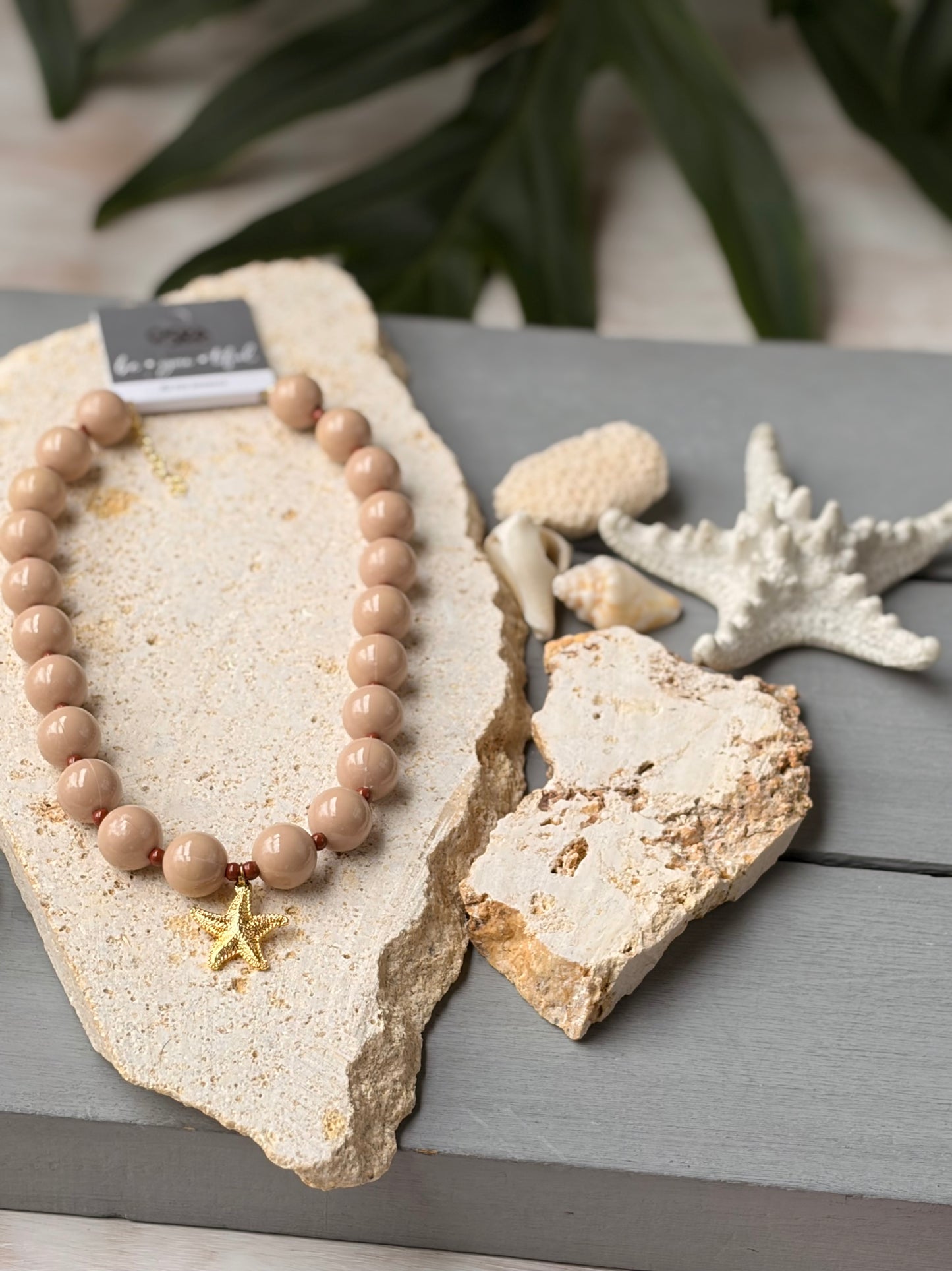 Collar bolas beige dije estrella de mar