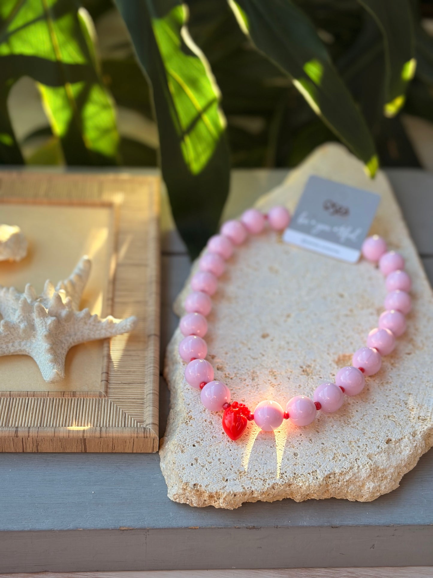 Collar bolas rosadas corazón anatómico rojo