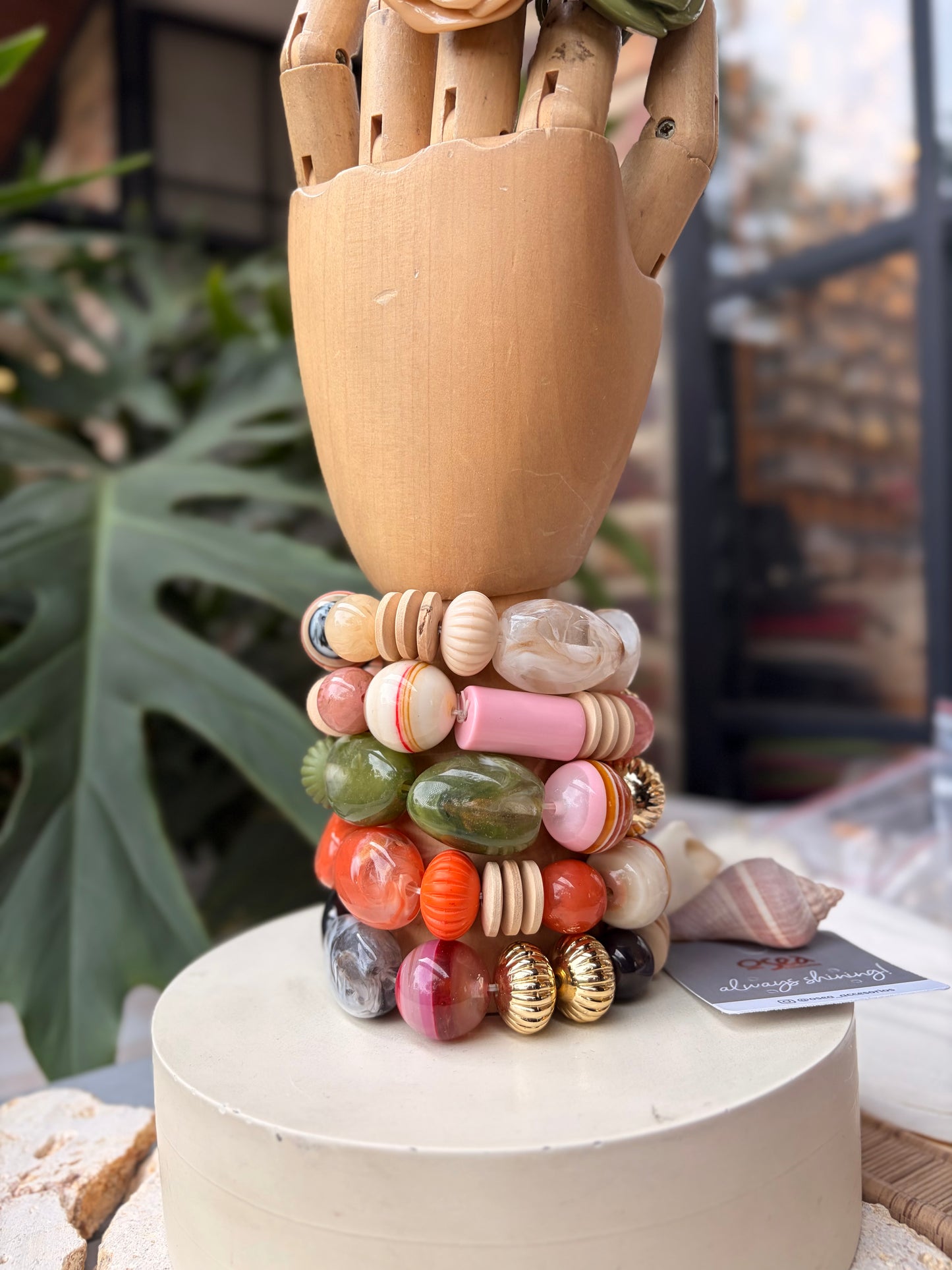 Pulsera elástica en resina y fantasía