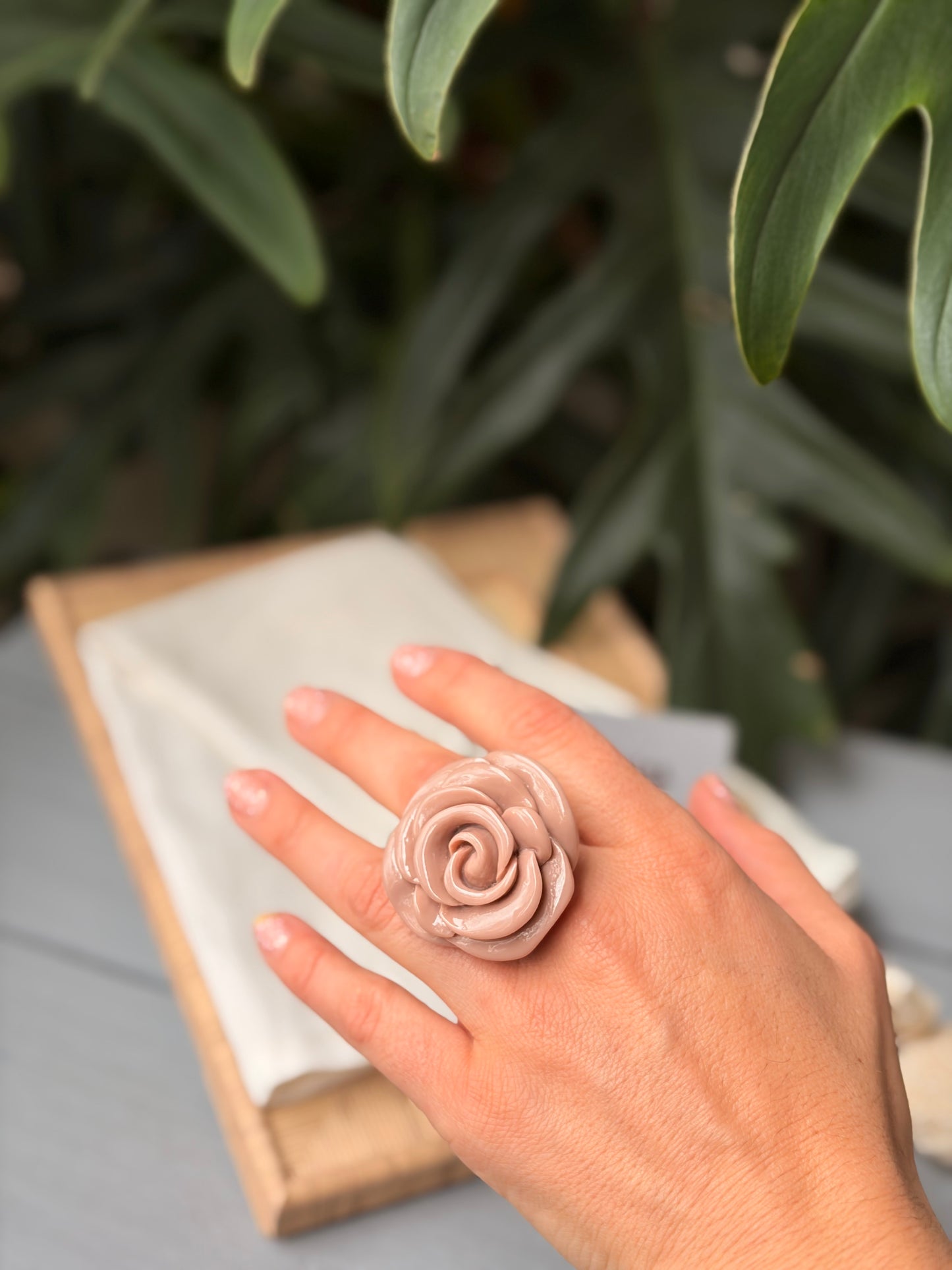 Anillo flor en resina