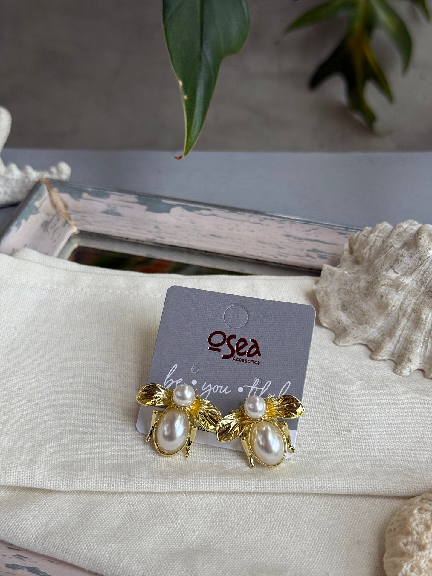 Topos rodinados de abeja con perlas