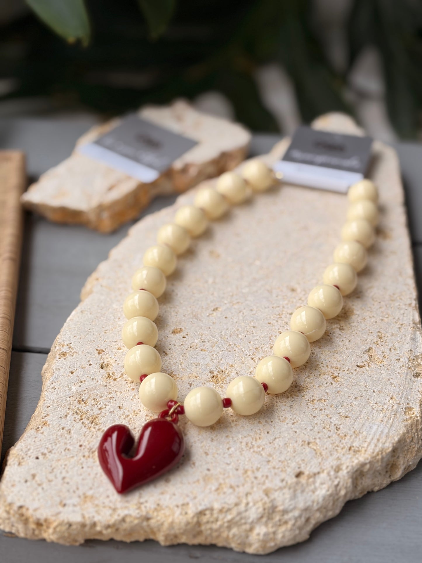 Collar bolas beige dije corazón