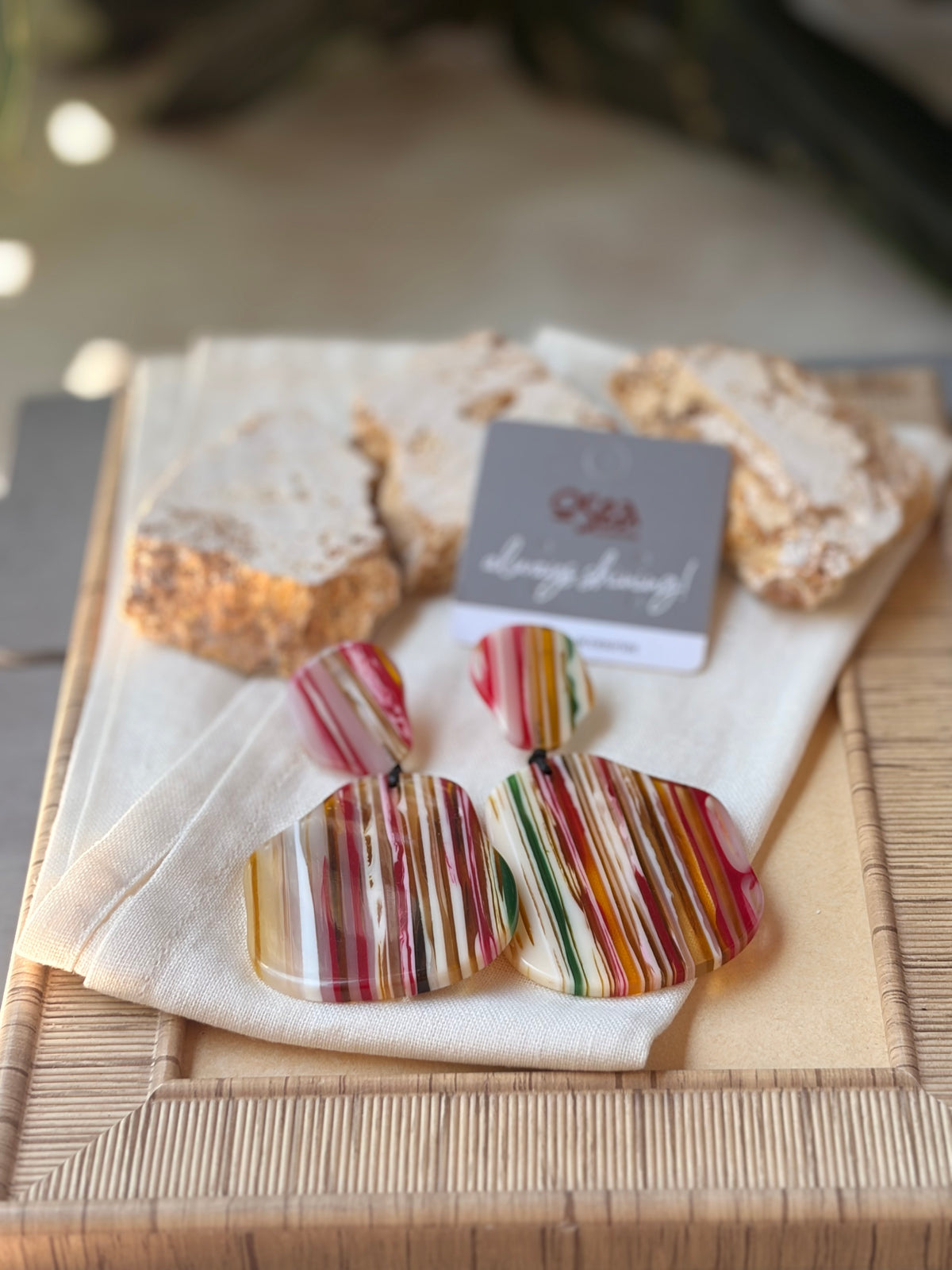 Aretes en resina forma de pera mix colores