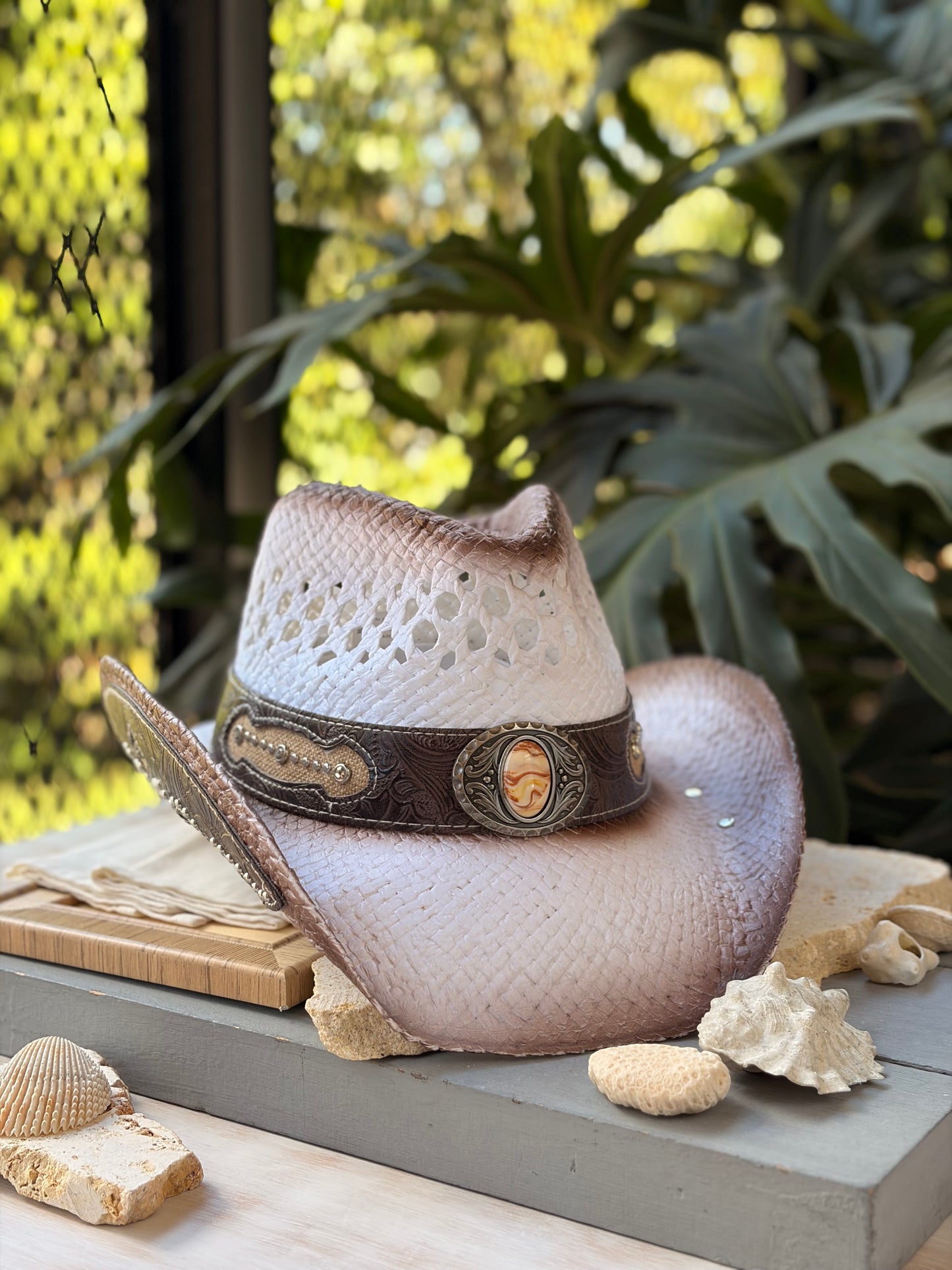 Sombrero vaquero rígido blanco apliques cuero