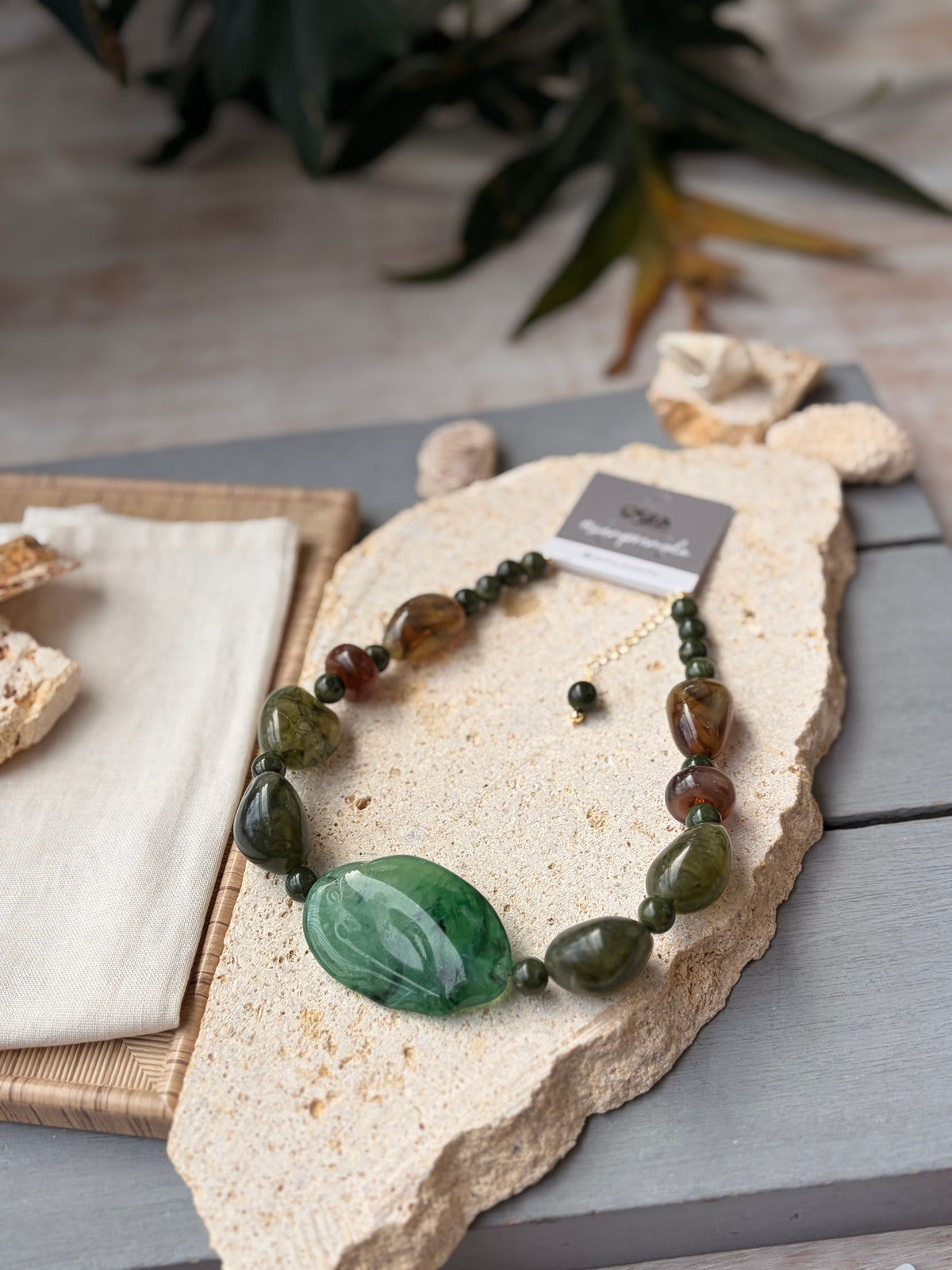Collar en piedras resina tonos verdes