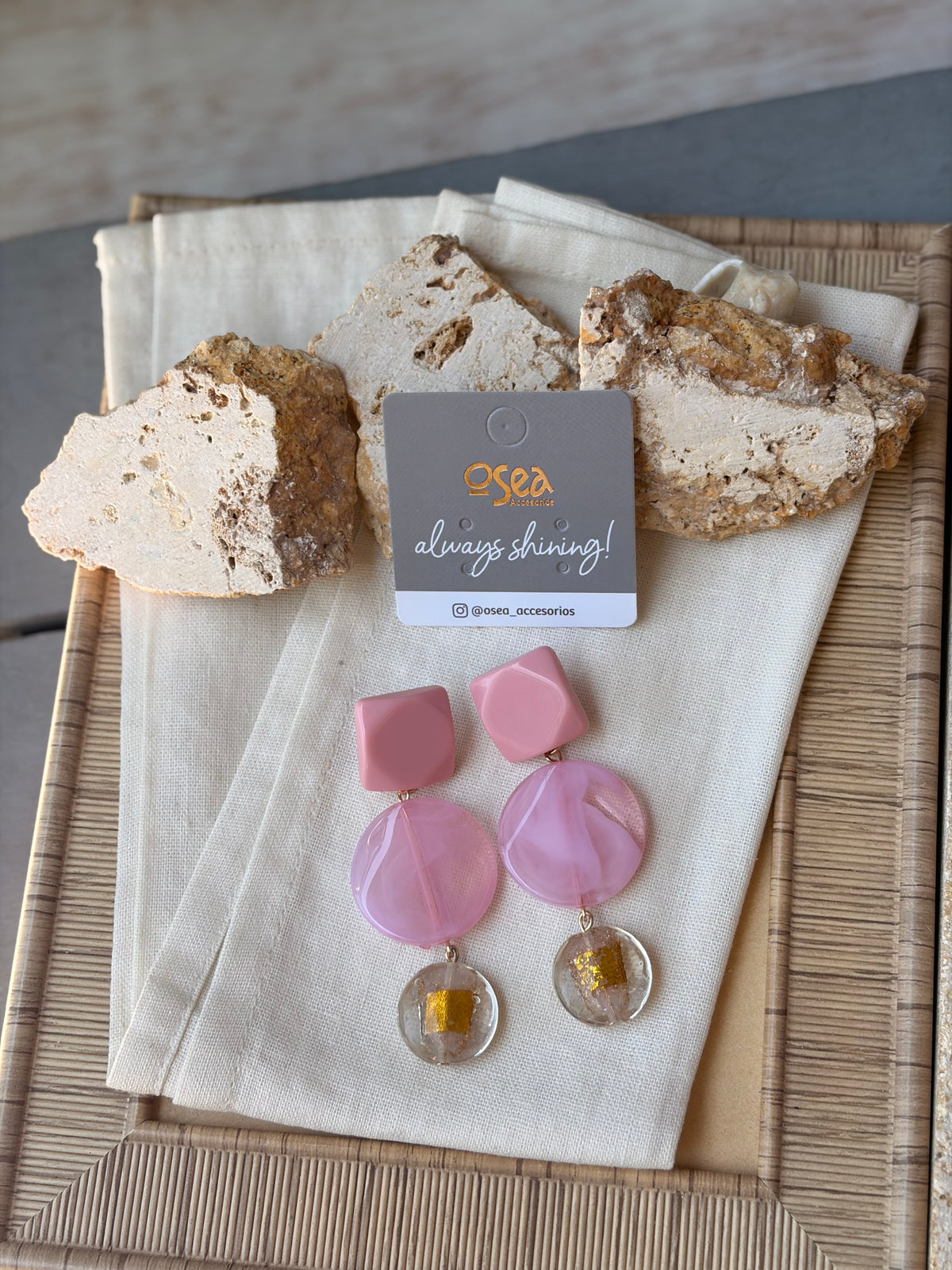 Aretes en resina rosados con dije transparente