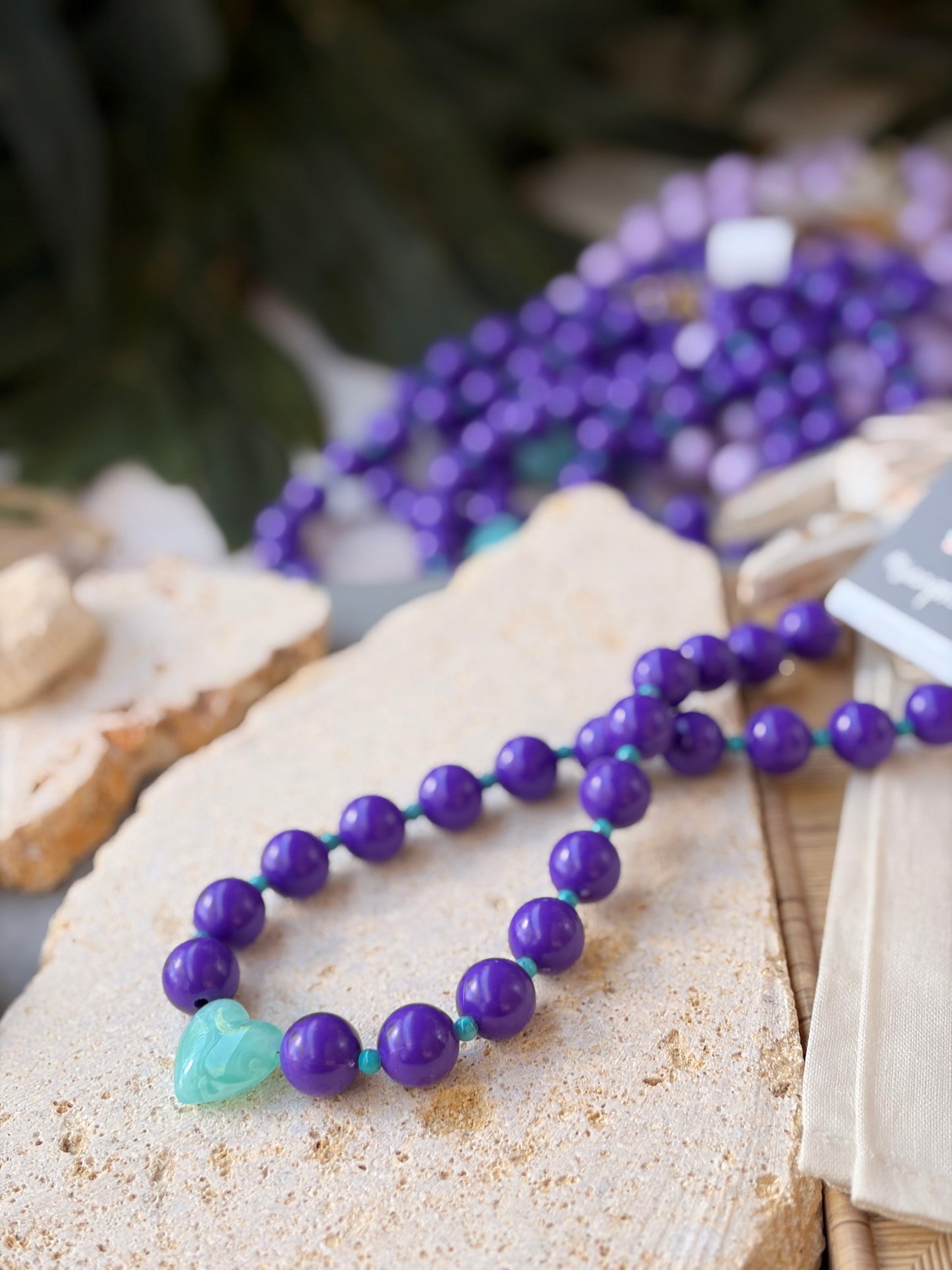 Collar bolas moradas dije corazón degradé menta