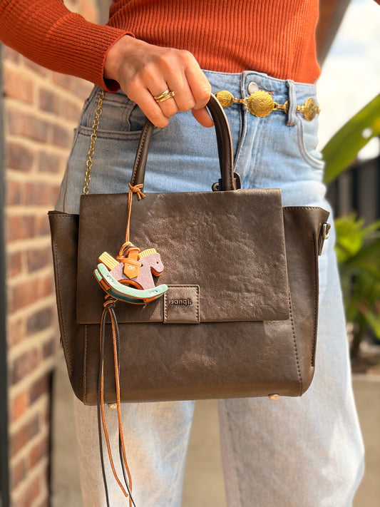 Bolso tipo cuero con detalle