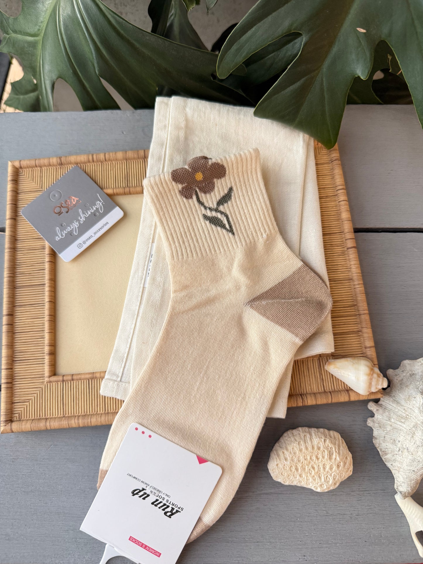 Medias en tonos café claro