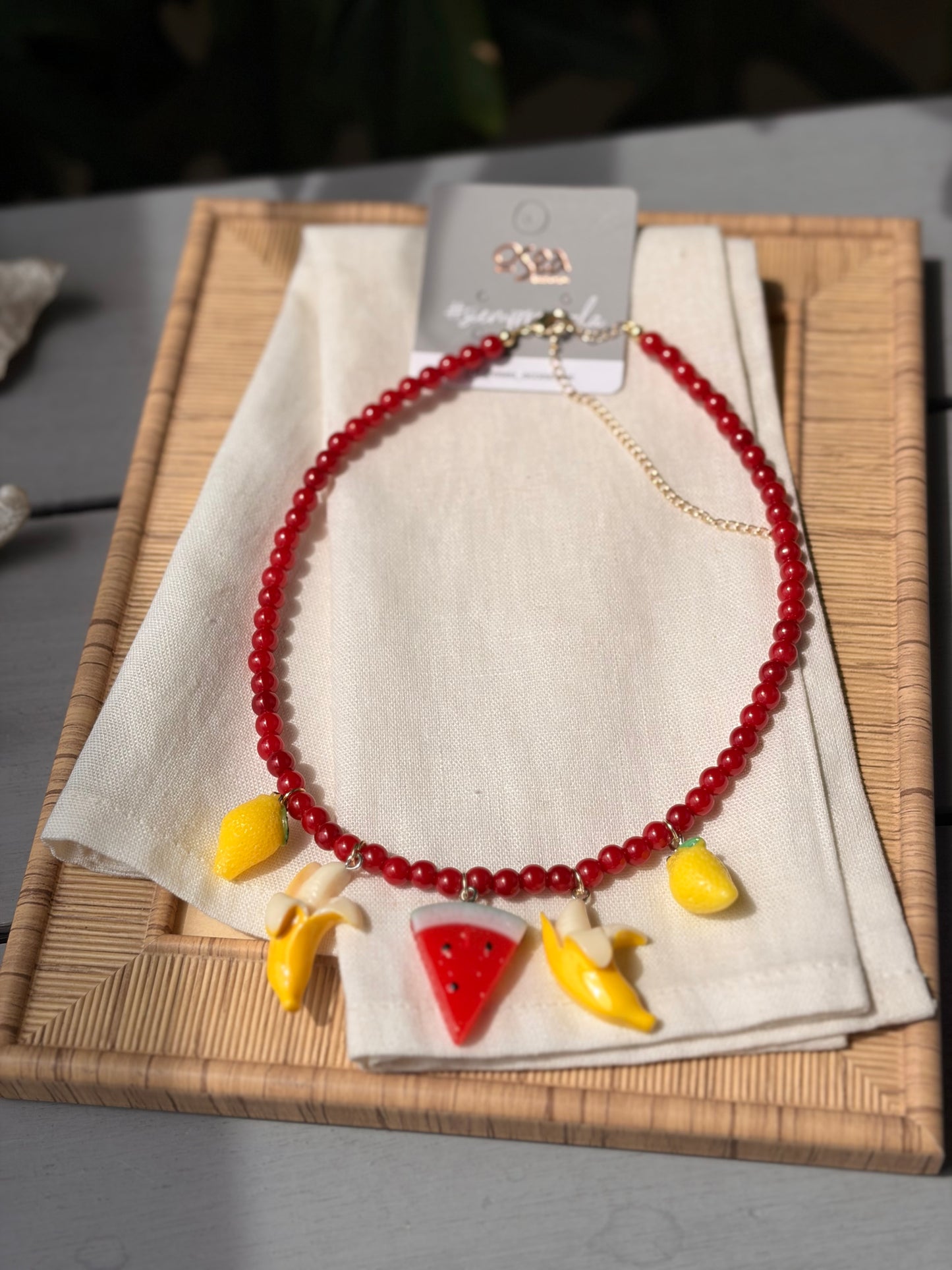 Collar perlas rojas con dijes de frutas