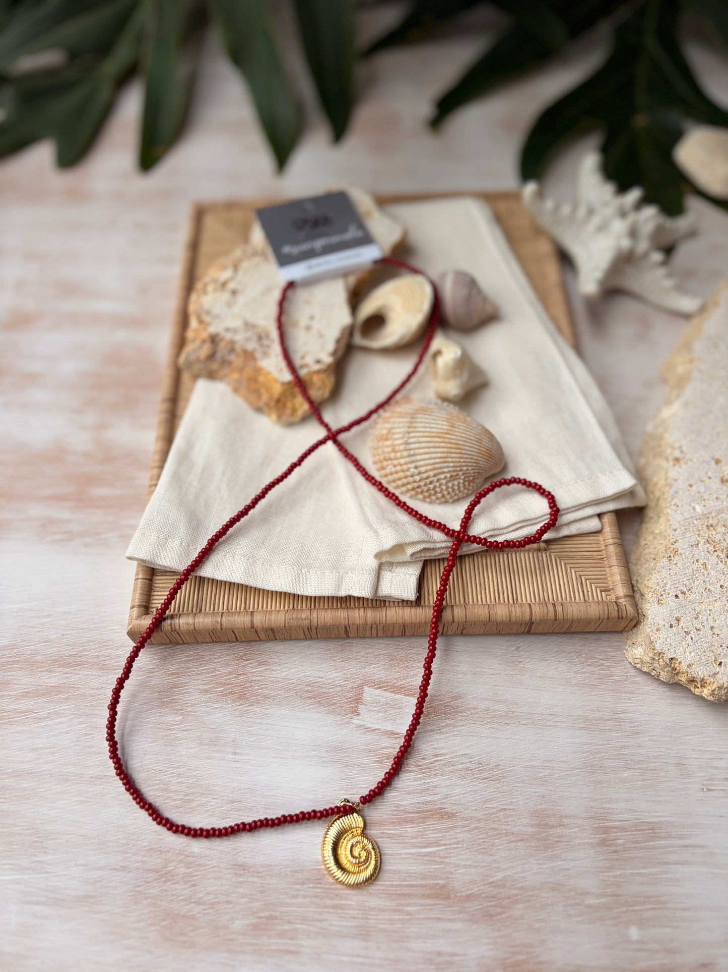 Collar largo mostacillas vinotinto dije mar