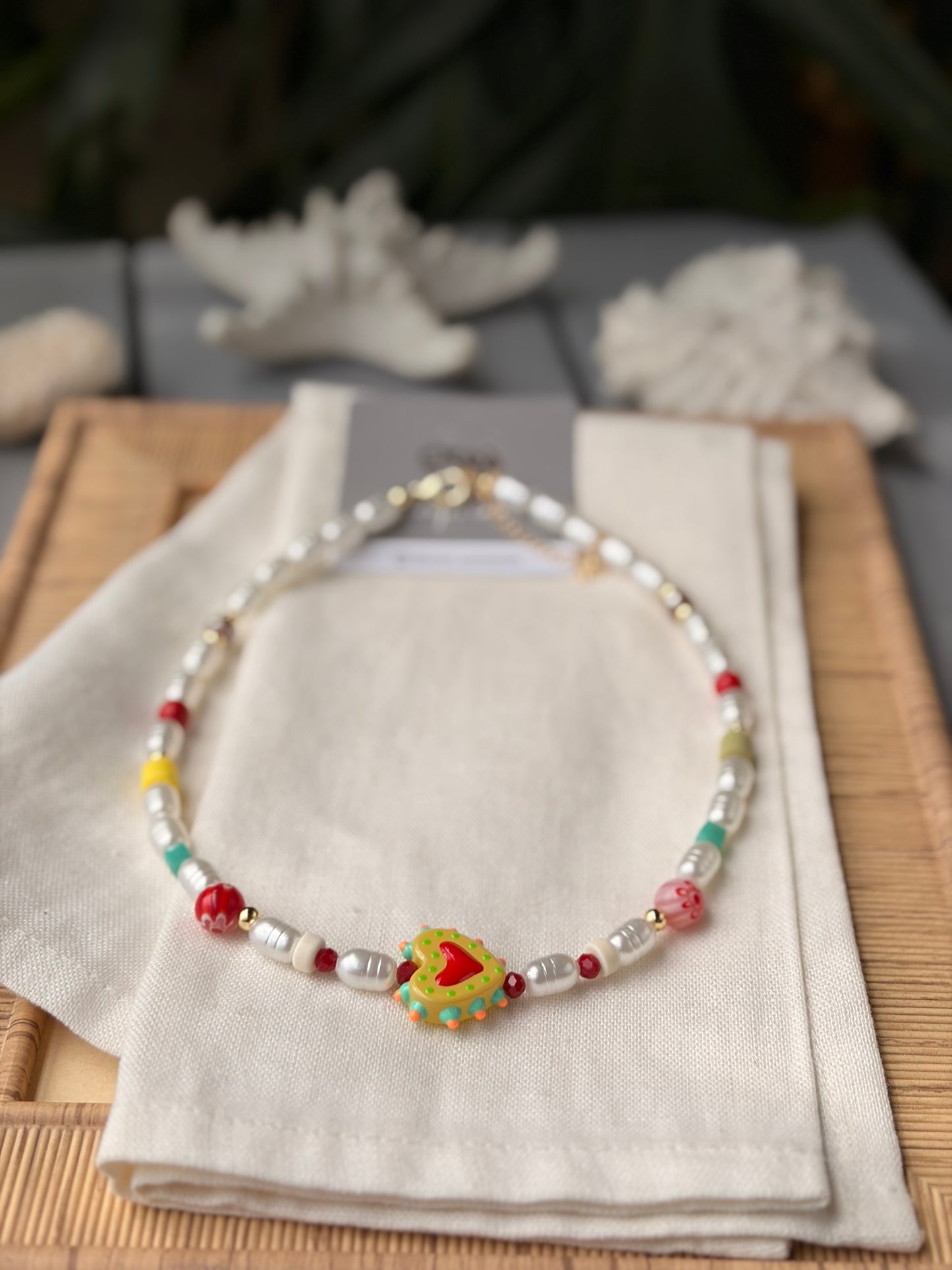 Collar corto con perlas plásticas y dijes variados