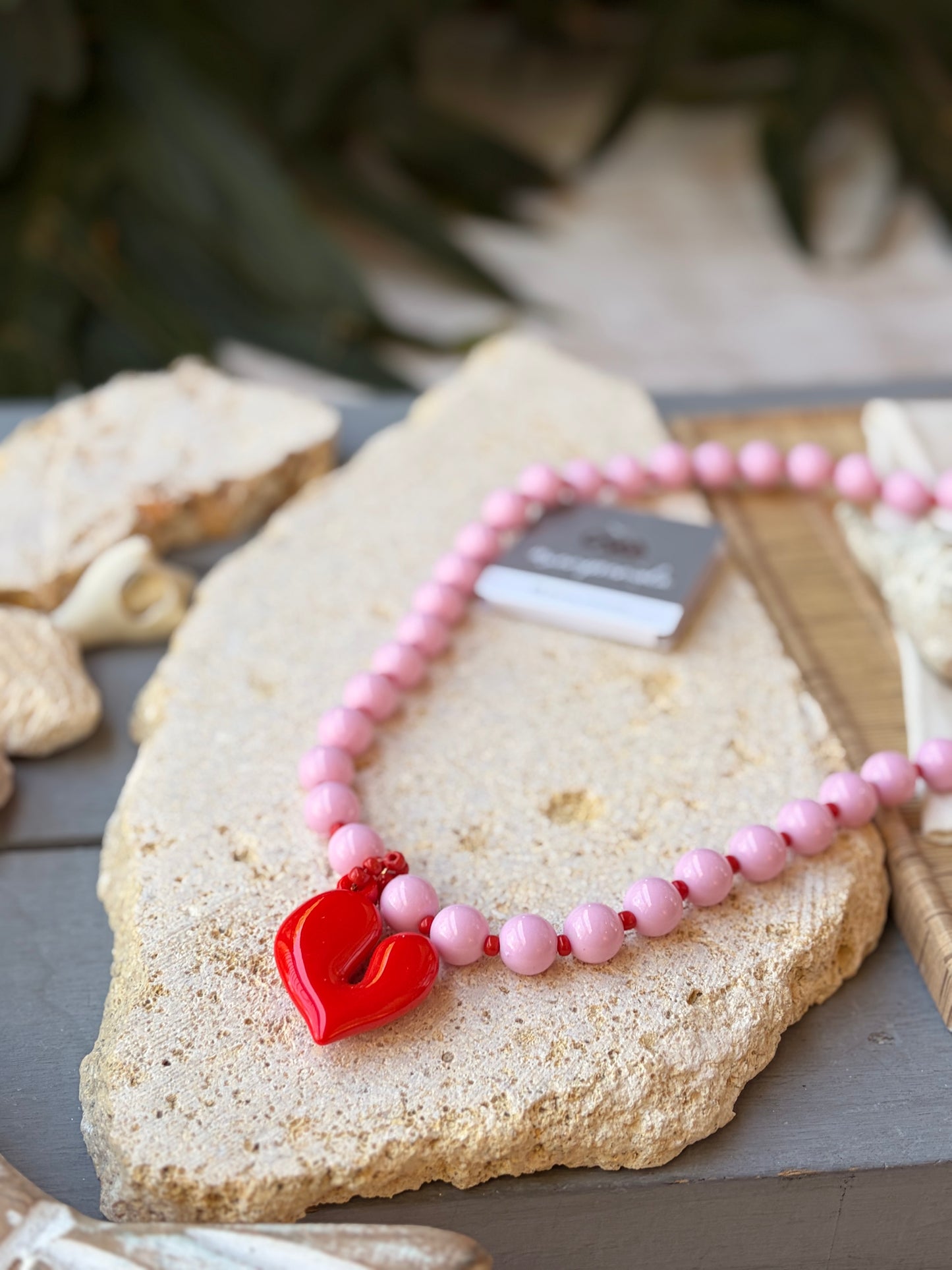 Collar largo bolas rosadas dije corazón rojo