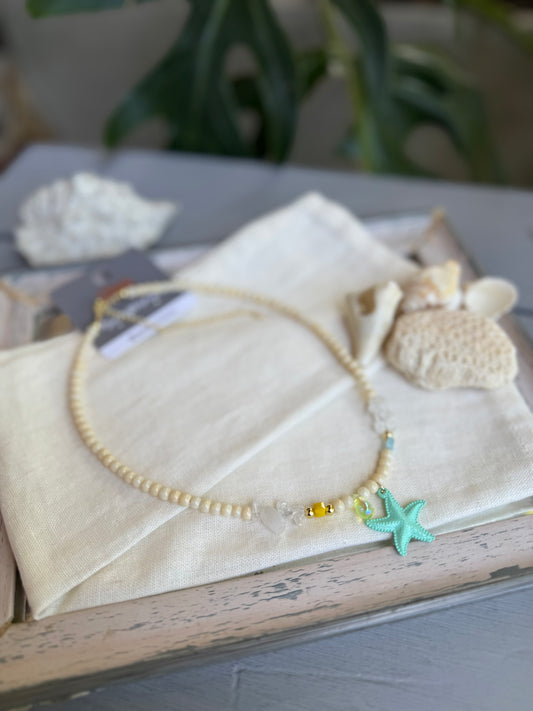 Collar piedras beige y dije estrella de mar