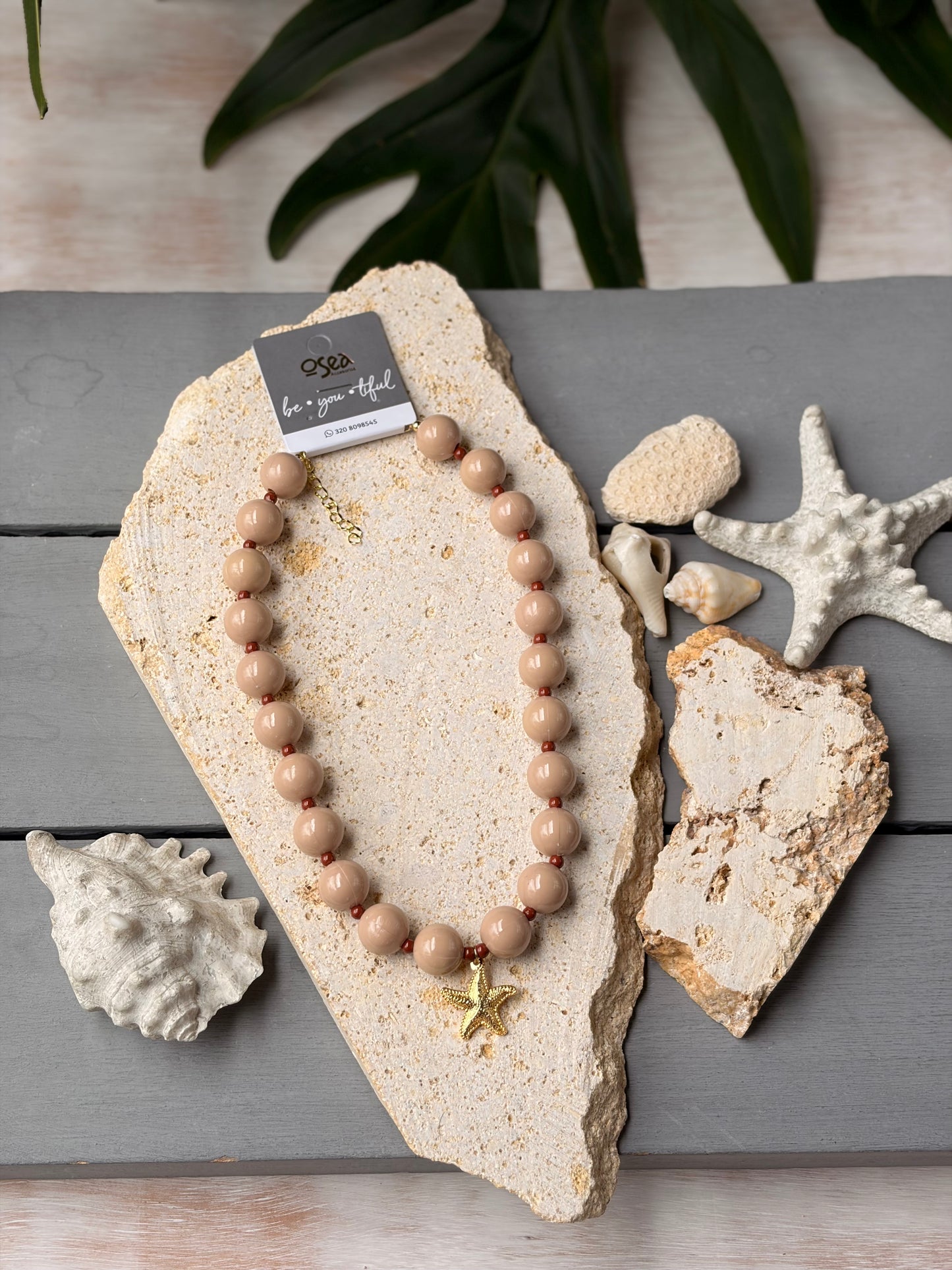 Collar bolas beige dije estrella de mar