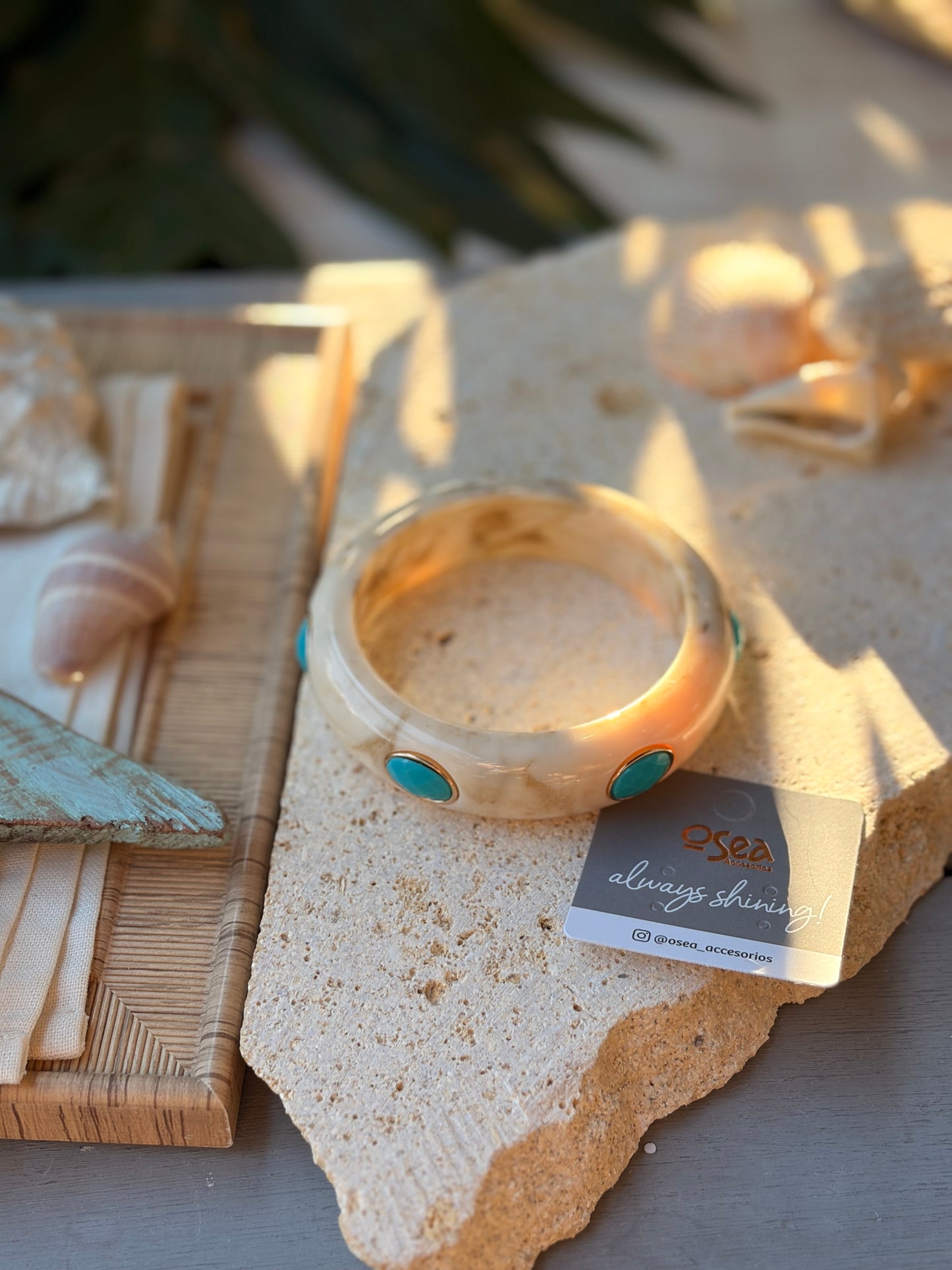Pulsera en resina con incrustaciones de óvalos
