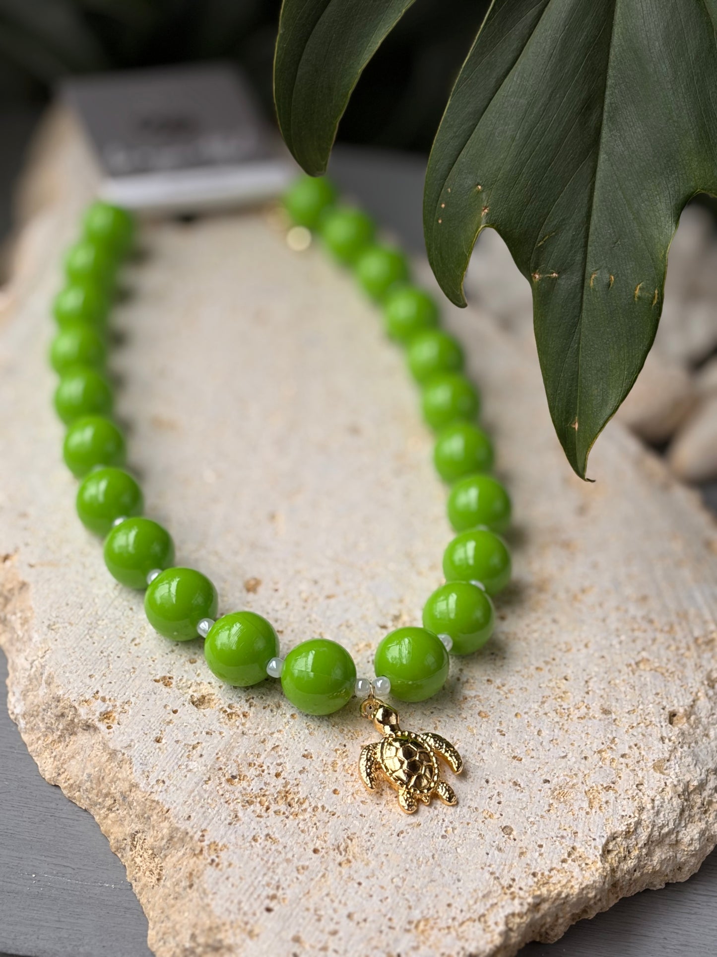 Collar bolas verde dije tortuga de mar