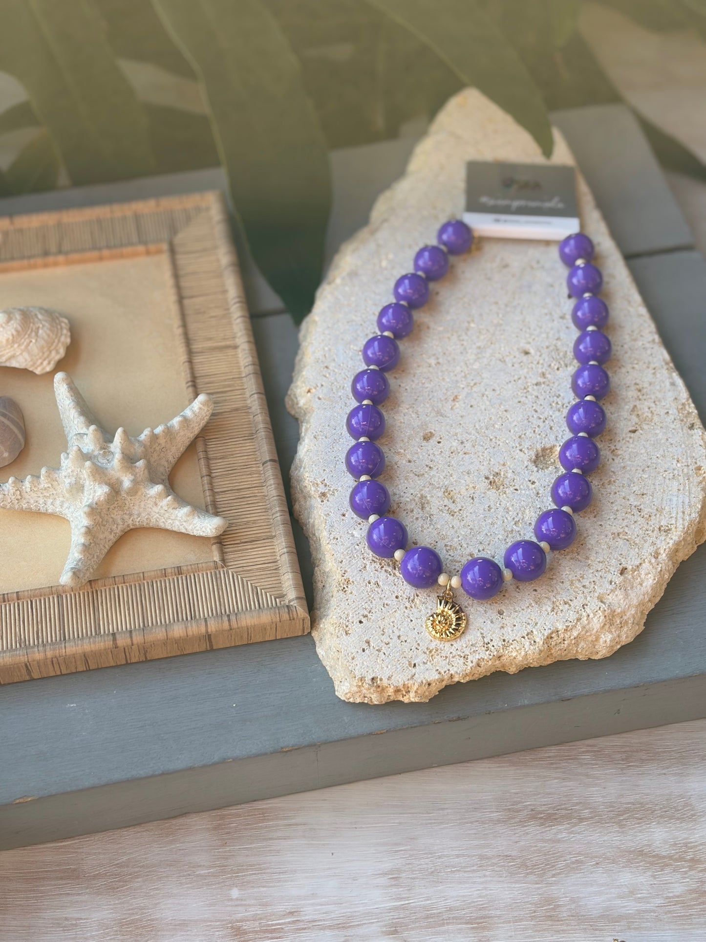 Collar de bolas morado dije concha de mar 24k