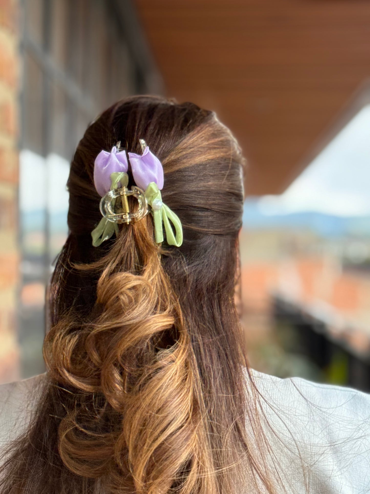 Caimán con tulipanes