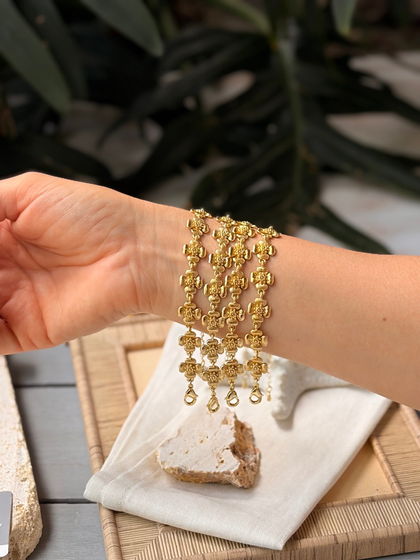 Pulsera rodinada flores y broche
