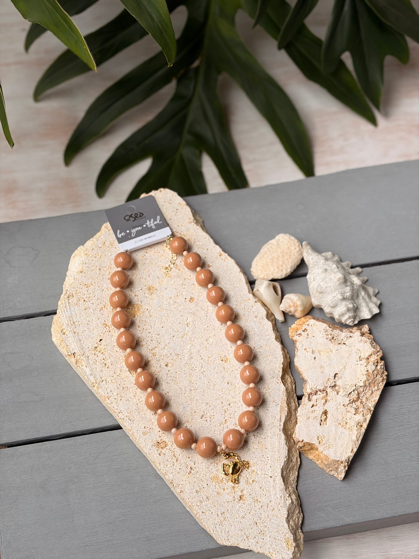 Collar bolas café claro dije cangrejo