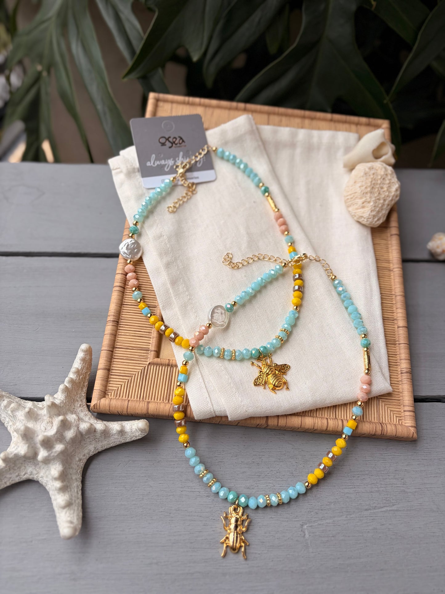 Collar piedras con dije ecarabajo o abeja en 24k