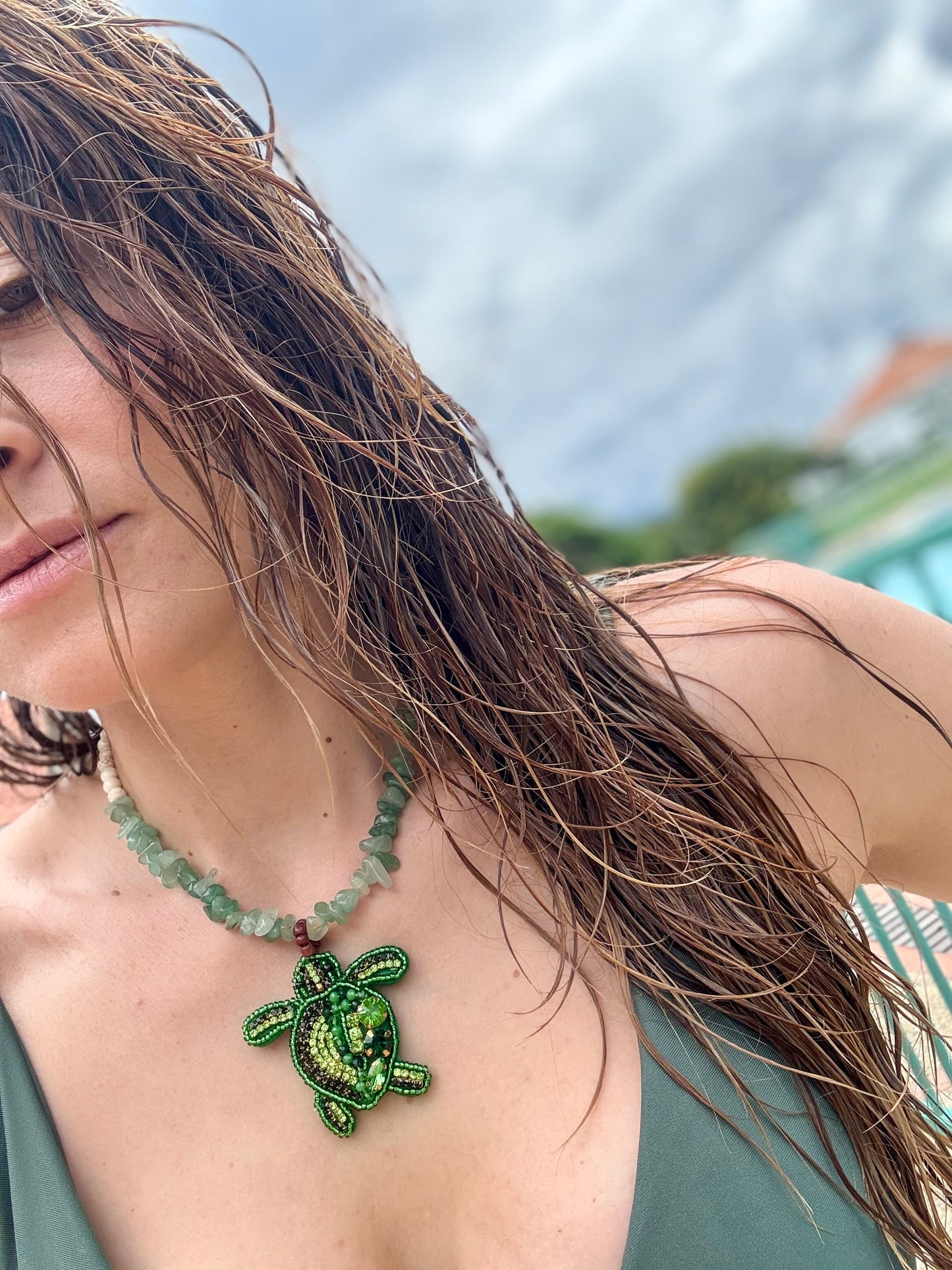 Collar tortuga piedras verdes