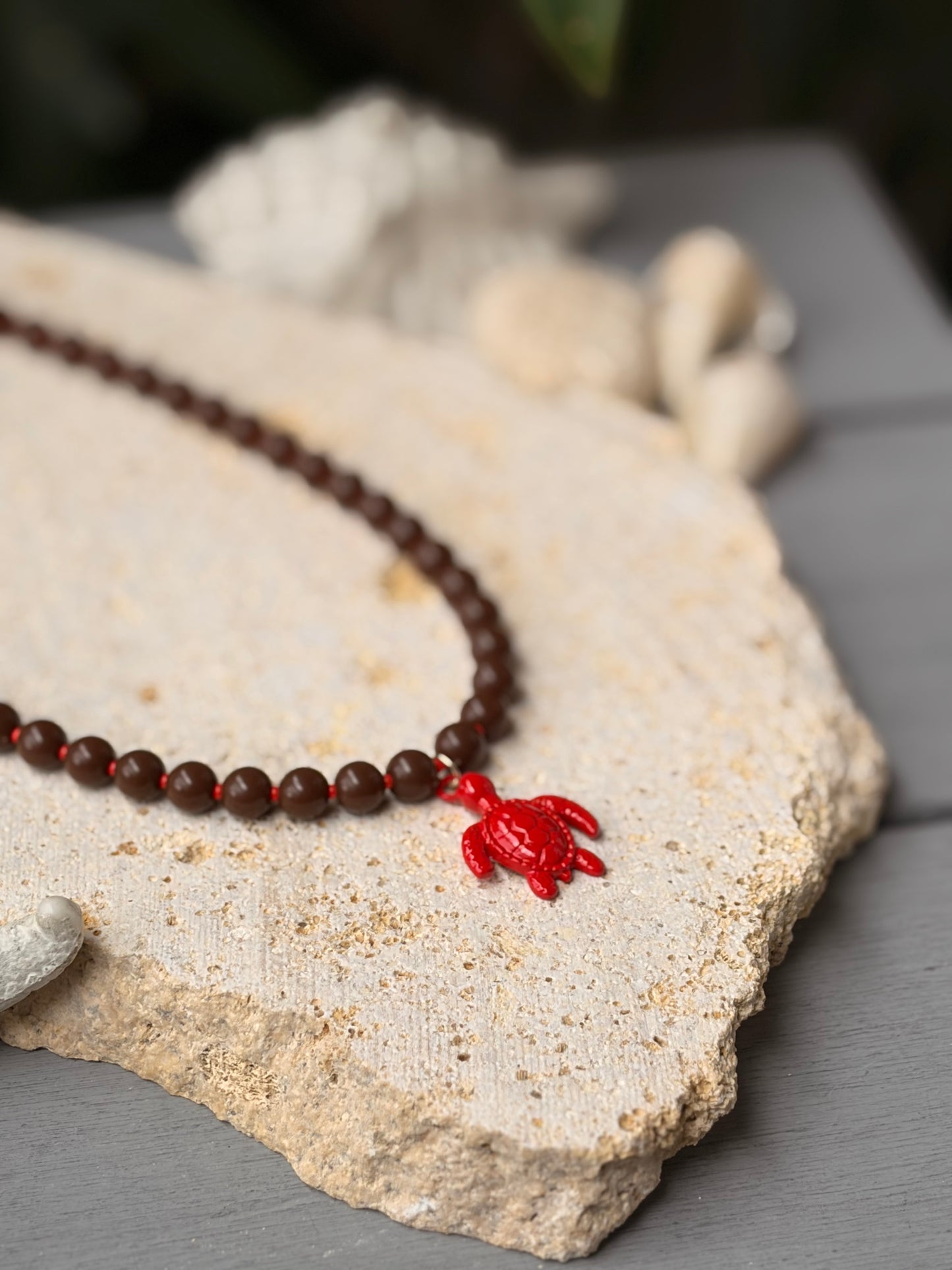 Collar bolas café dije tortuga roja