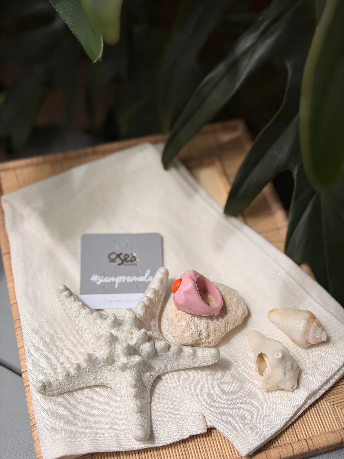 Anillo flor en resina con centro