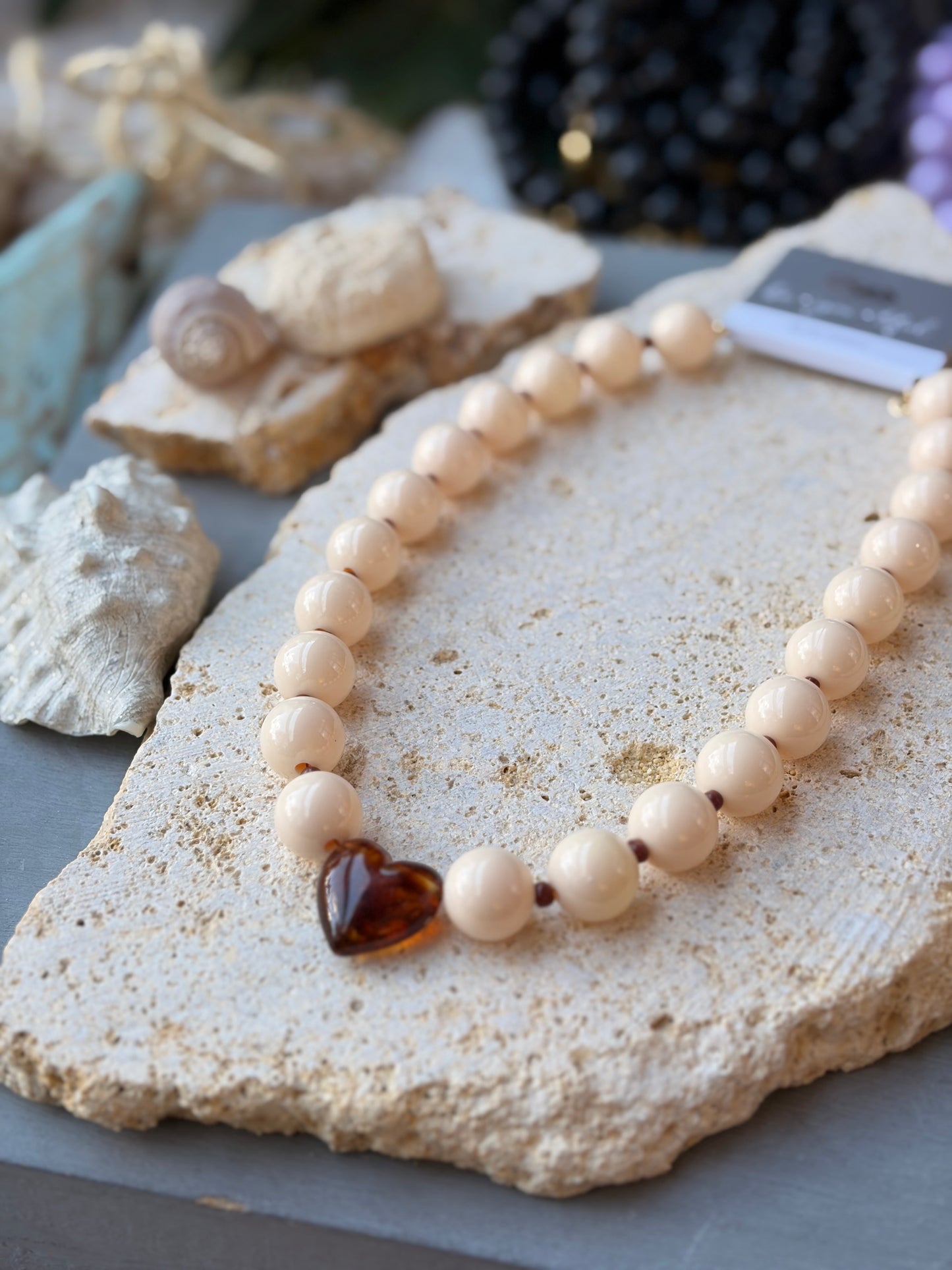 Collar bolas beige claro corazón degradé