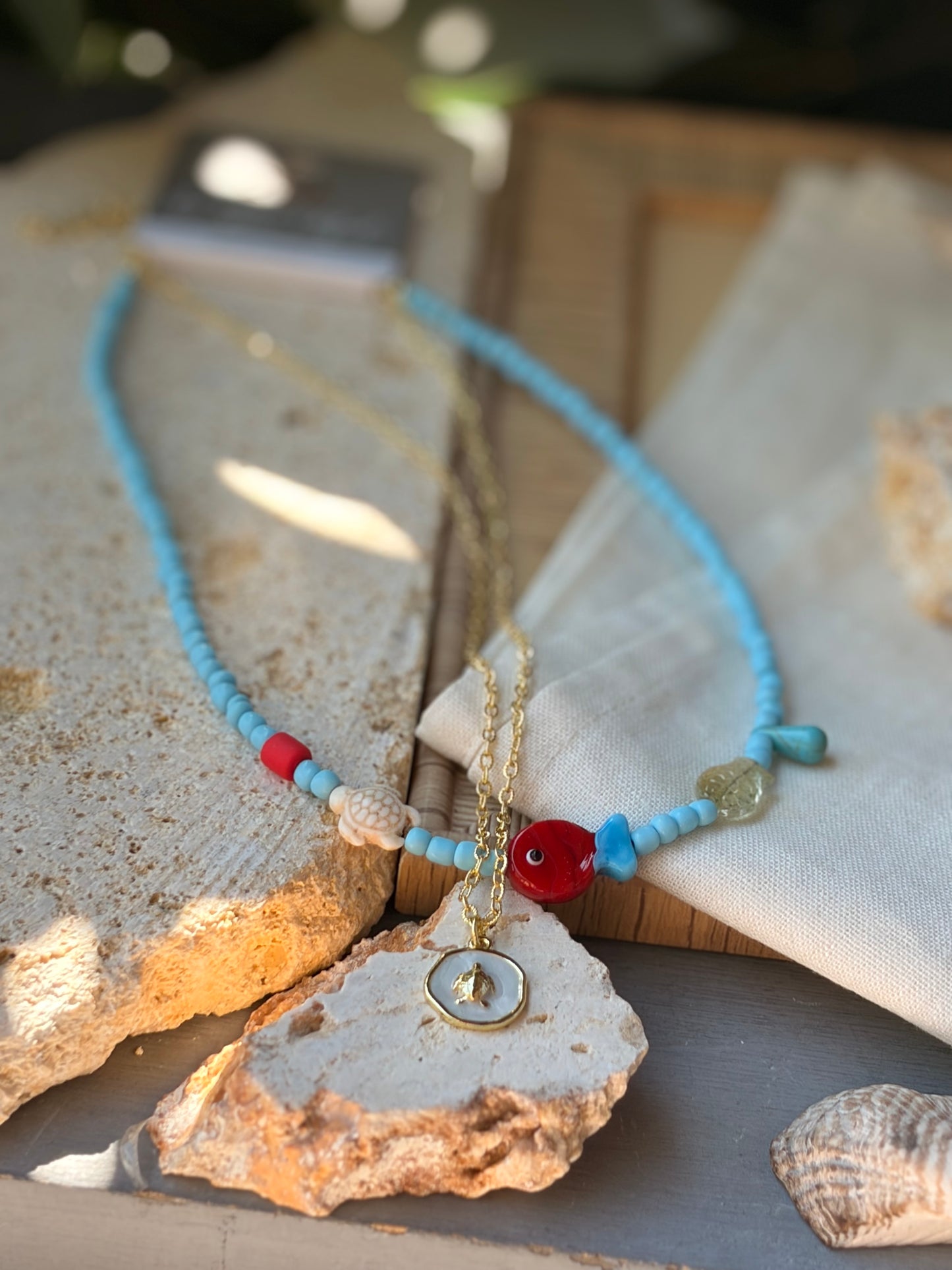 Collar doble rodinado y mostacillas dije pez rojo