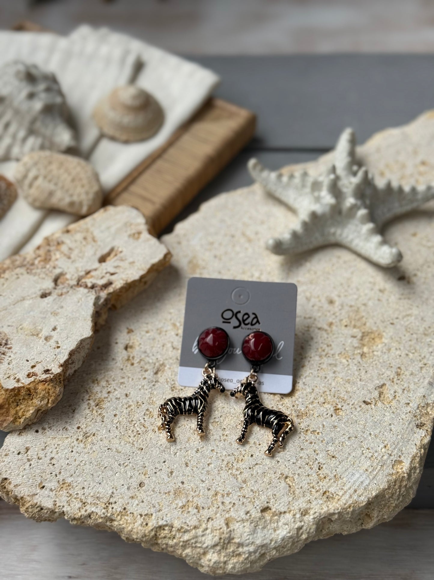 Aretes topo con dije de cebra