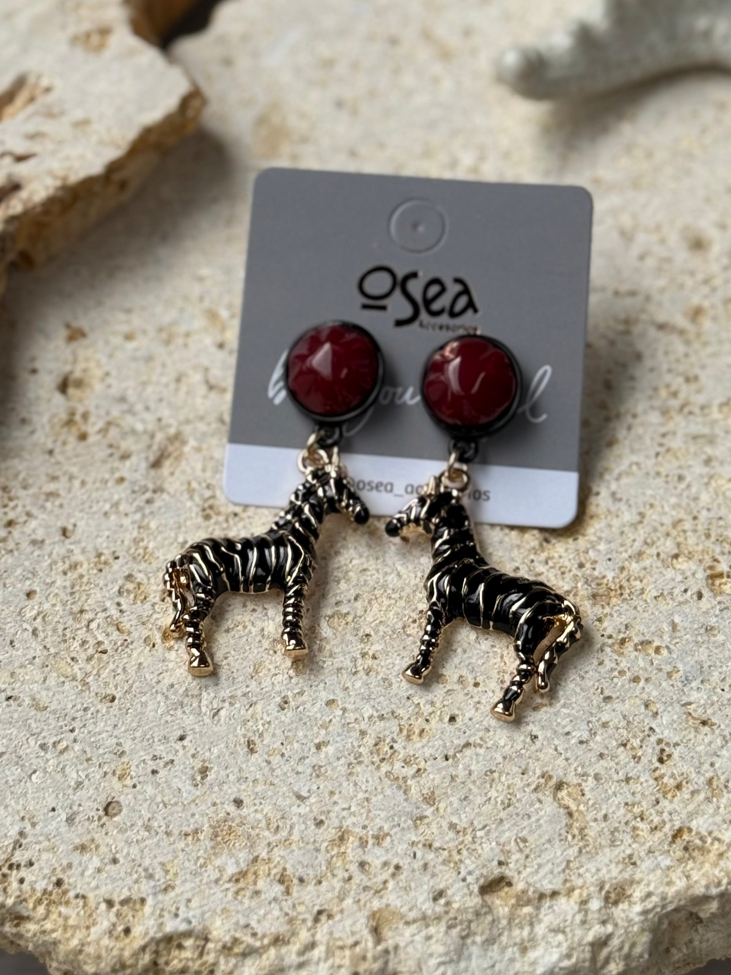 Aretes topo con dije de cebra