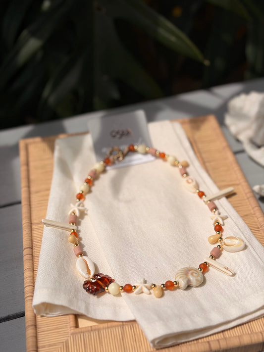 Collar corto playero conchas y estrellas tonos tierra