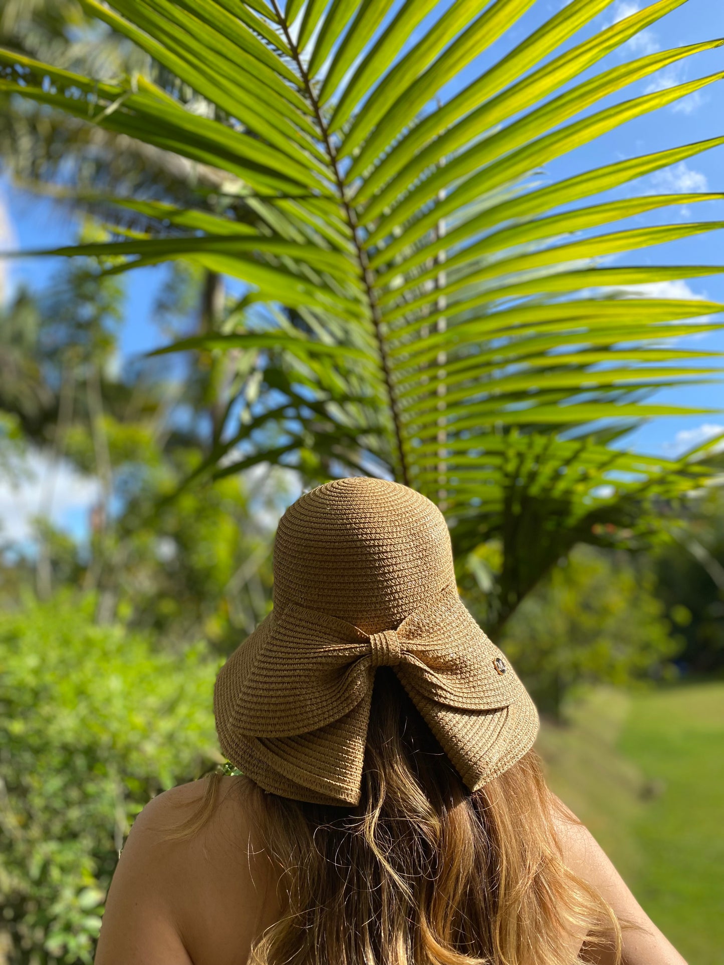 Sombrero en fibra sintética enrollable con maxi moño