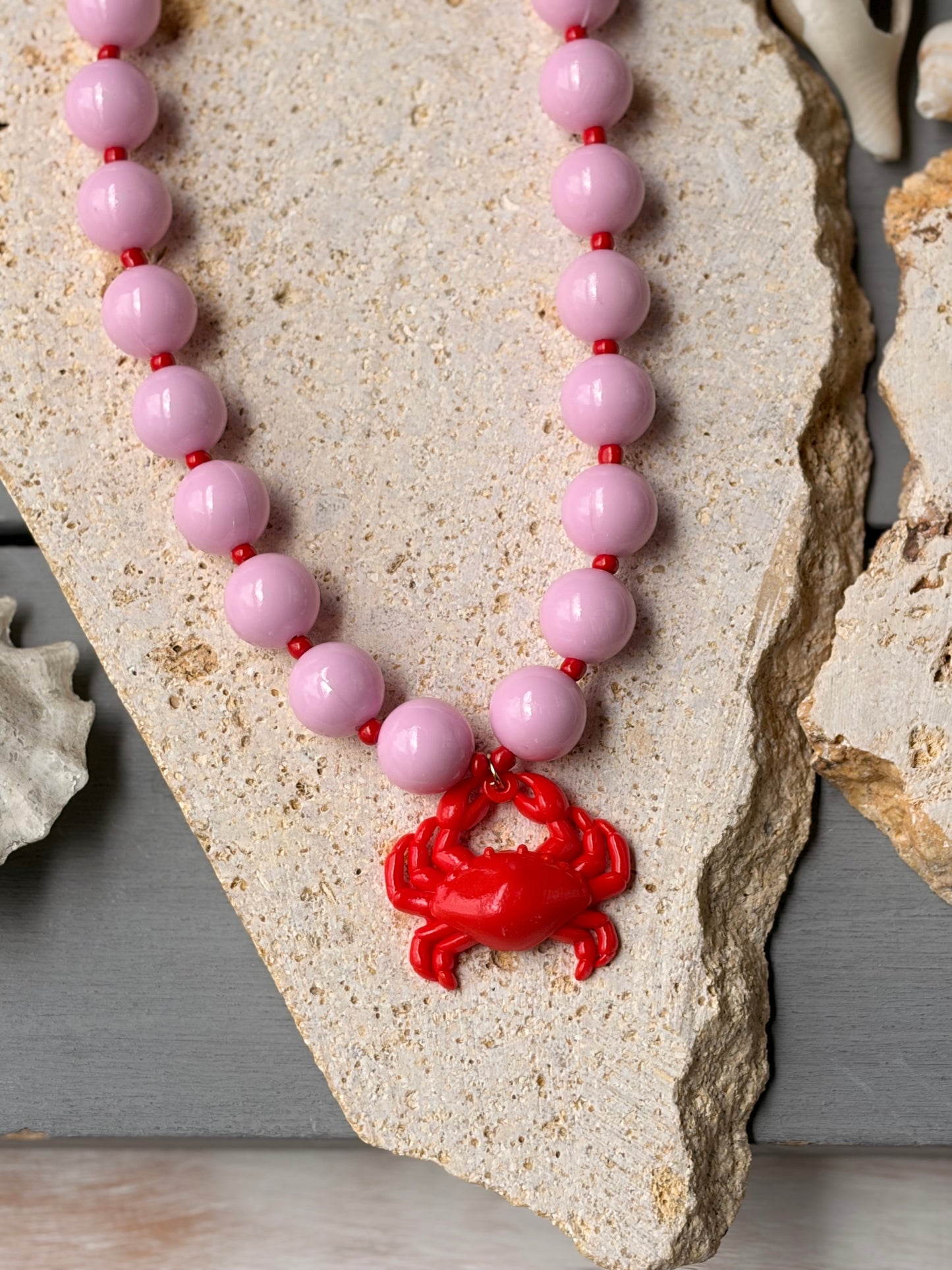 Collar bolas rosadas dije cangrejo rojo